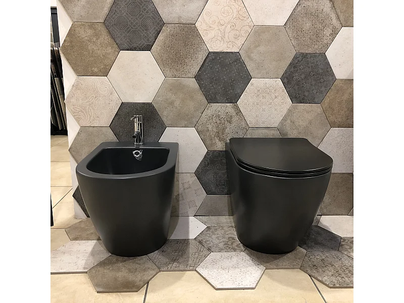 Set Sanitari a terra filo muro, linea tonda colore nero opaco coprivaso soft-close