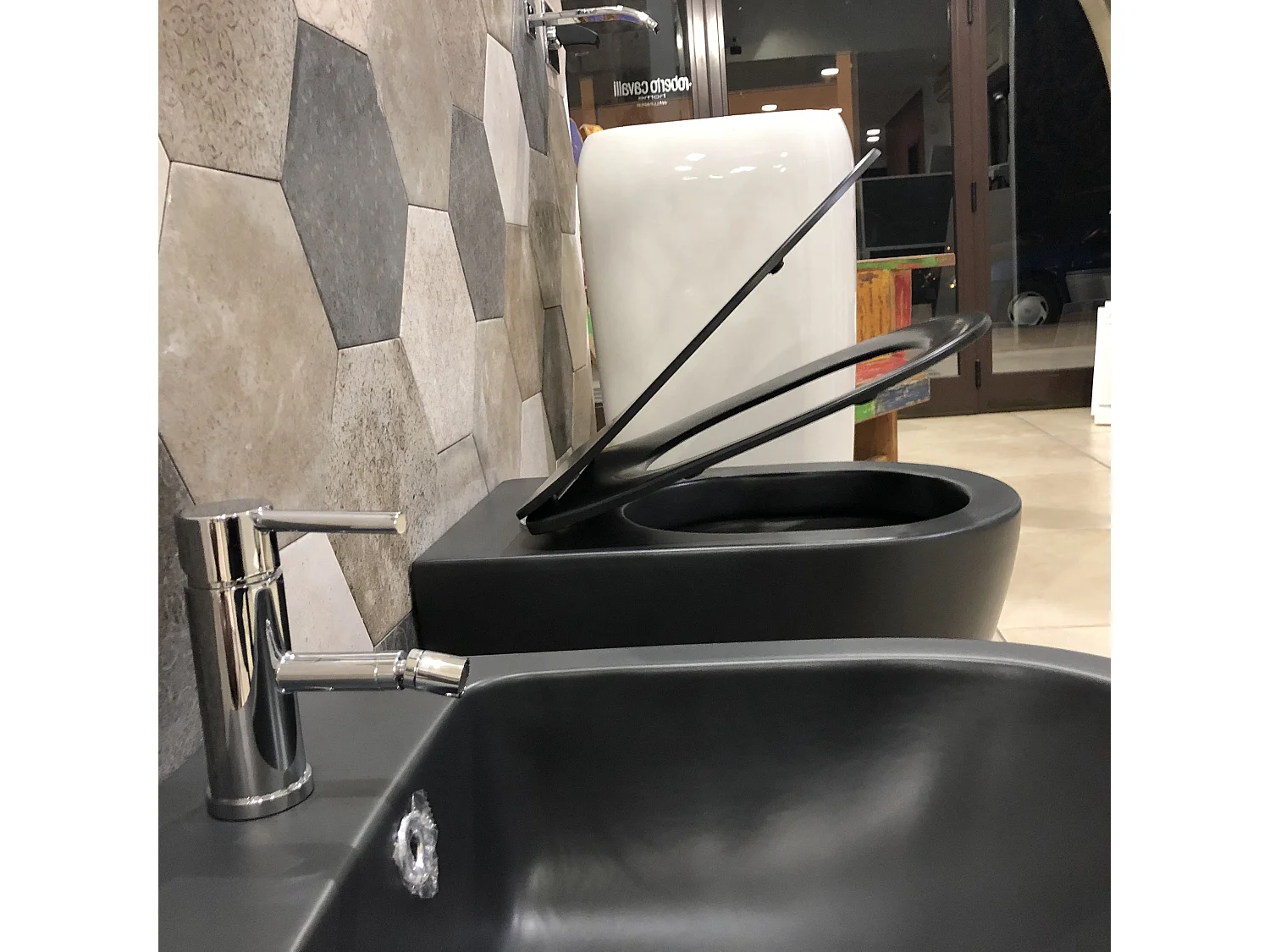 Couple de sanitaires au ras du mur et à poser, ligne ronde et de couleur noire mat avec abattant soft-close inclus