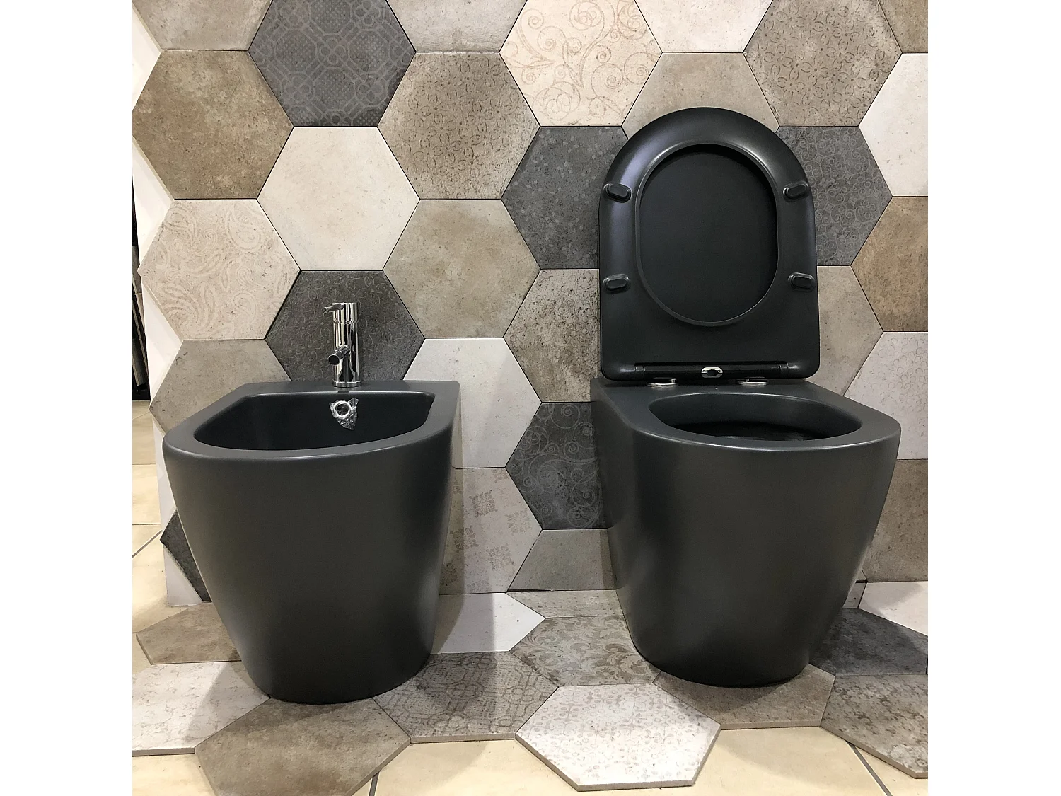 Couple de sanitaires au ras du mur et à poser, ligne ronde et de couleur noire mat avec abattant soft-close inclus