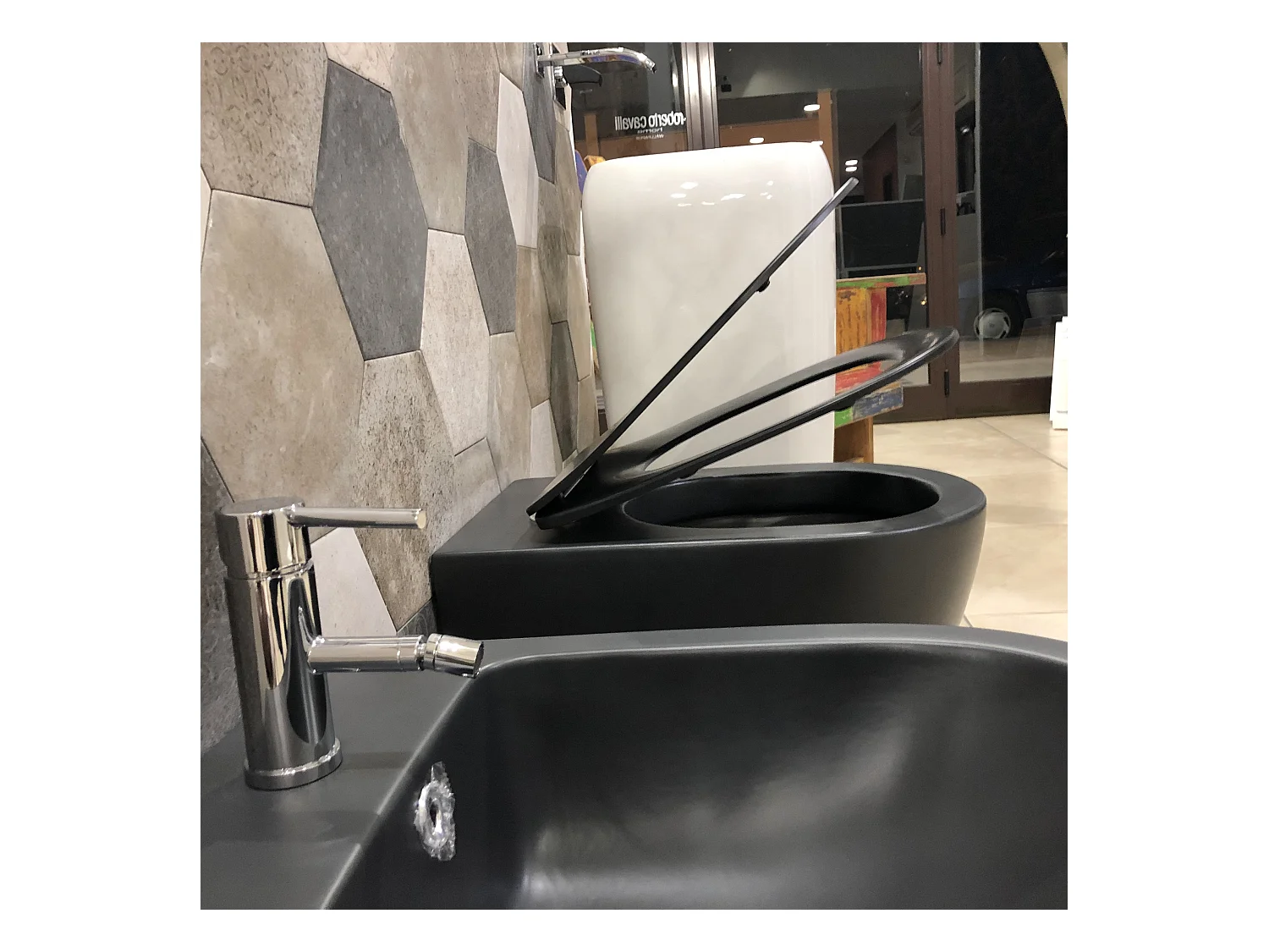 Set Sanitari a terra filo muro, linea tonda colore nero opaco coprivaso soft-close