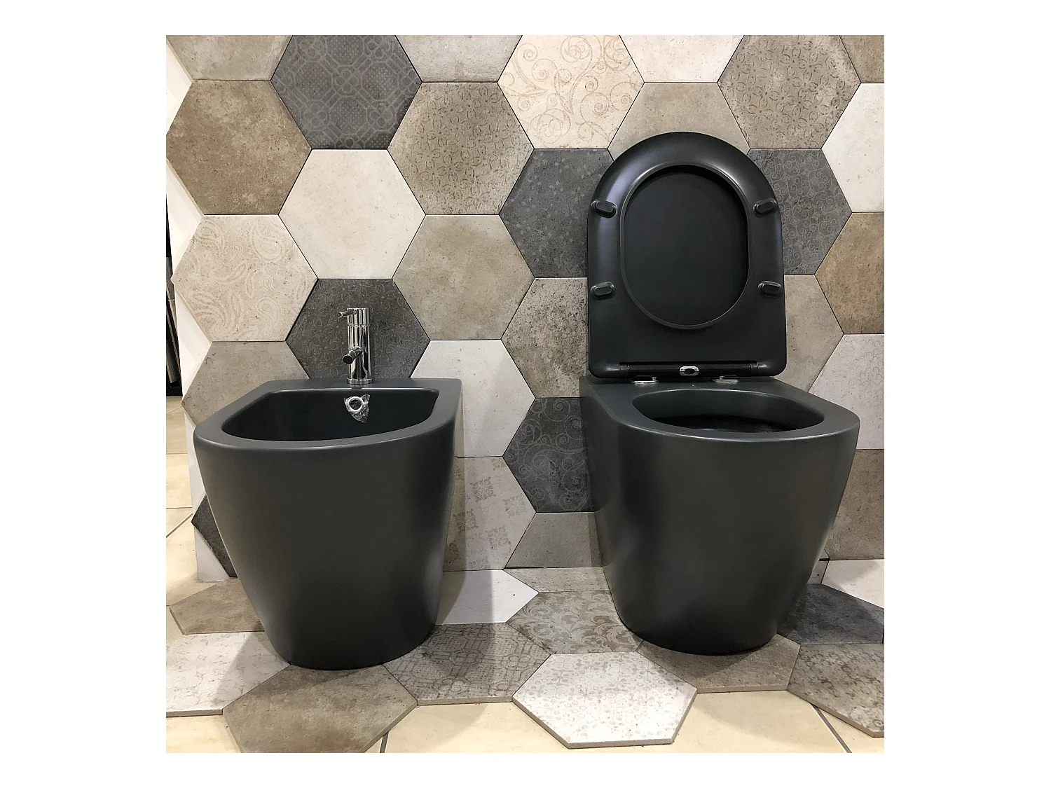 Set Sanitari a terra filo muro, linea tonda colore nero opaco coprivaso soft-close