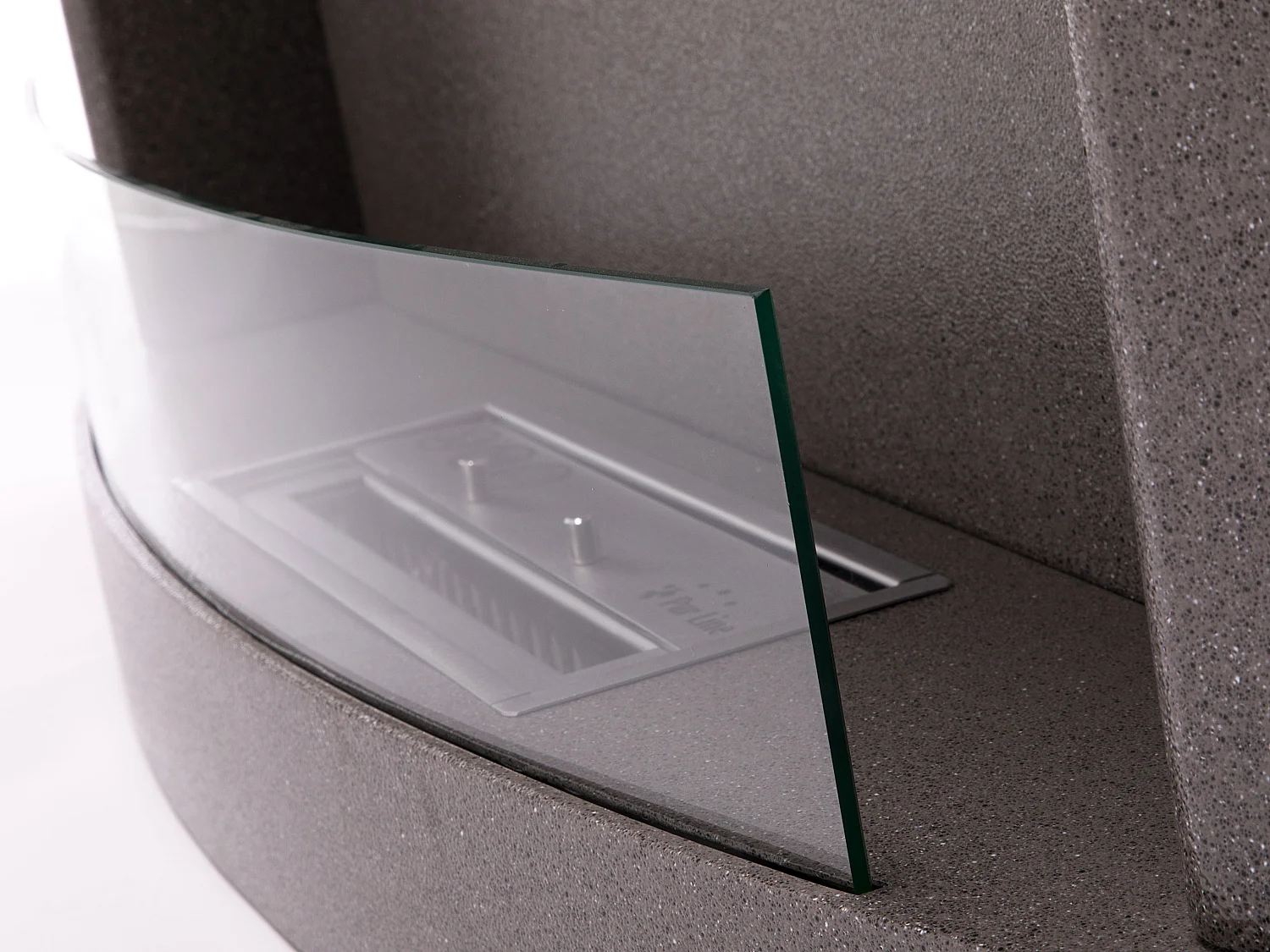 Bioethanol-Wandkamin aus schwarzem Stahl mit gehärtetem Glas