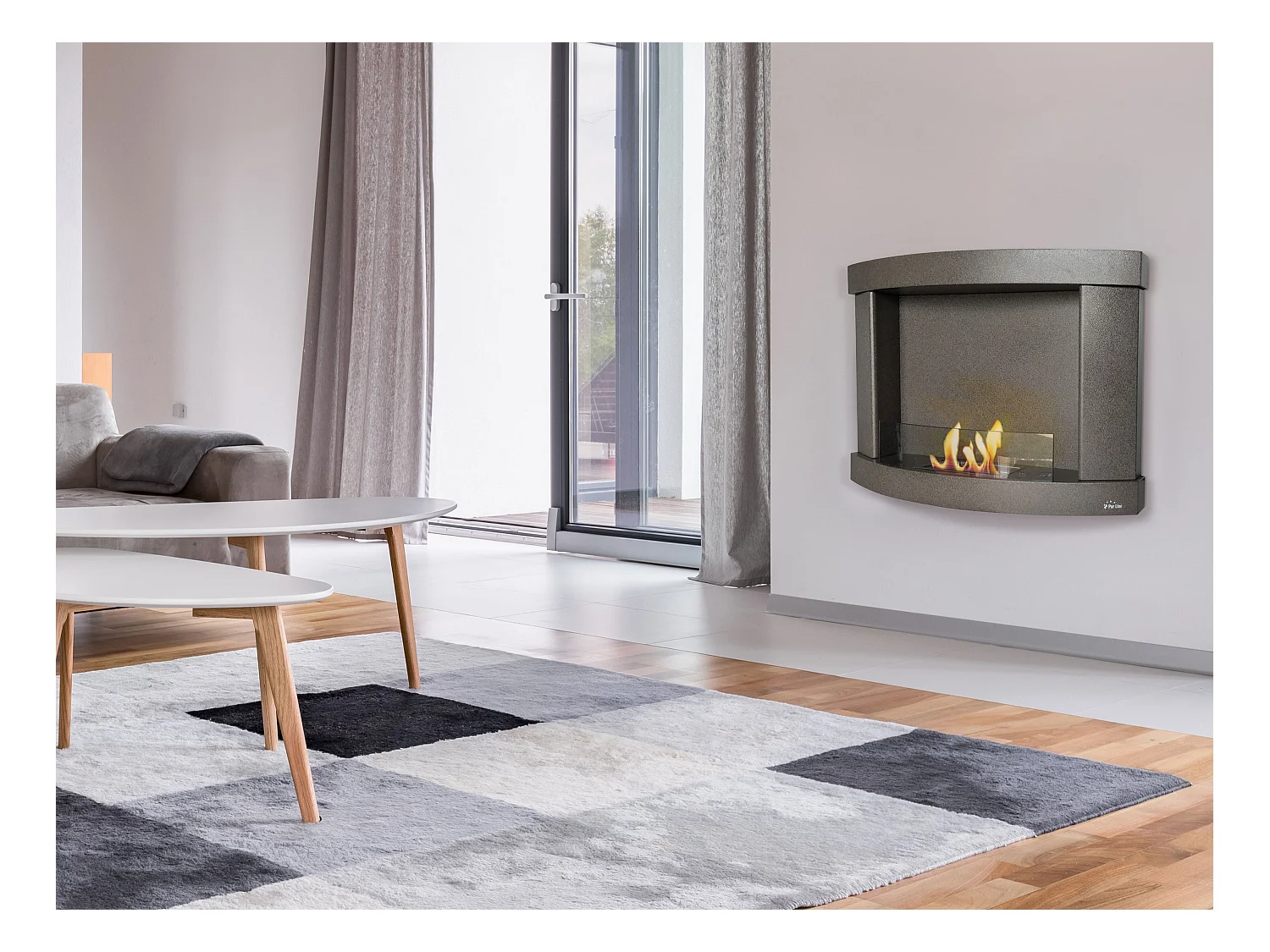 Cheminée à l'éthanol en acier noir et verre trempé