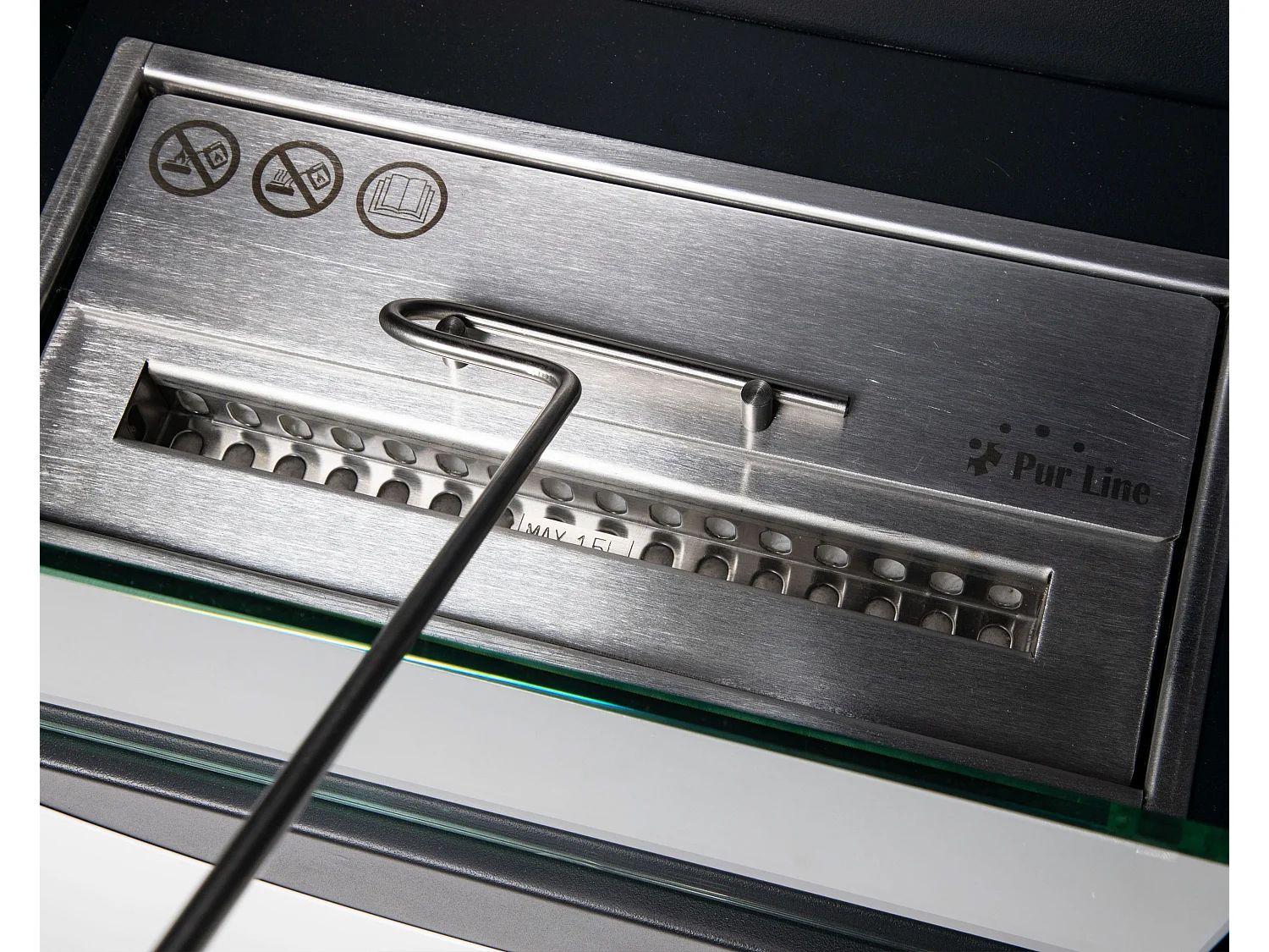 Staande ethanolhaard, langwerpig ontwerp in wit gelakt staal