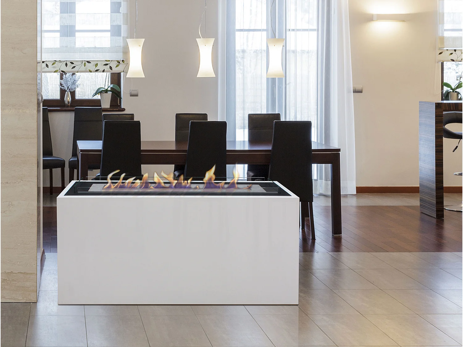 Grande cheminée à l'éthanol au sol en acier blanc et 3 brûleurs.