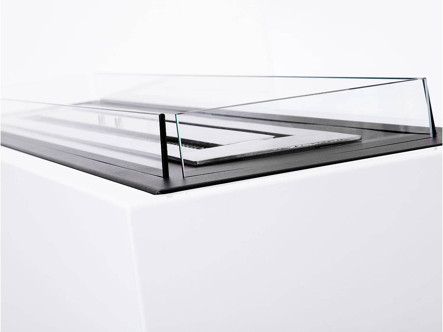 Grande cheminée à l'éthanol au sol en acier blanc et 3 brûleurs.