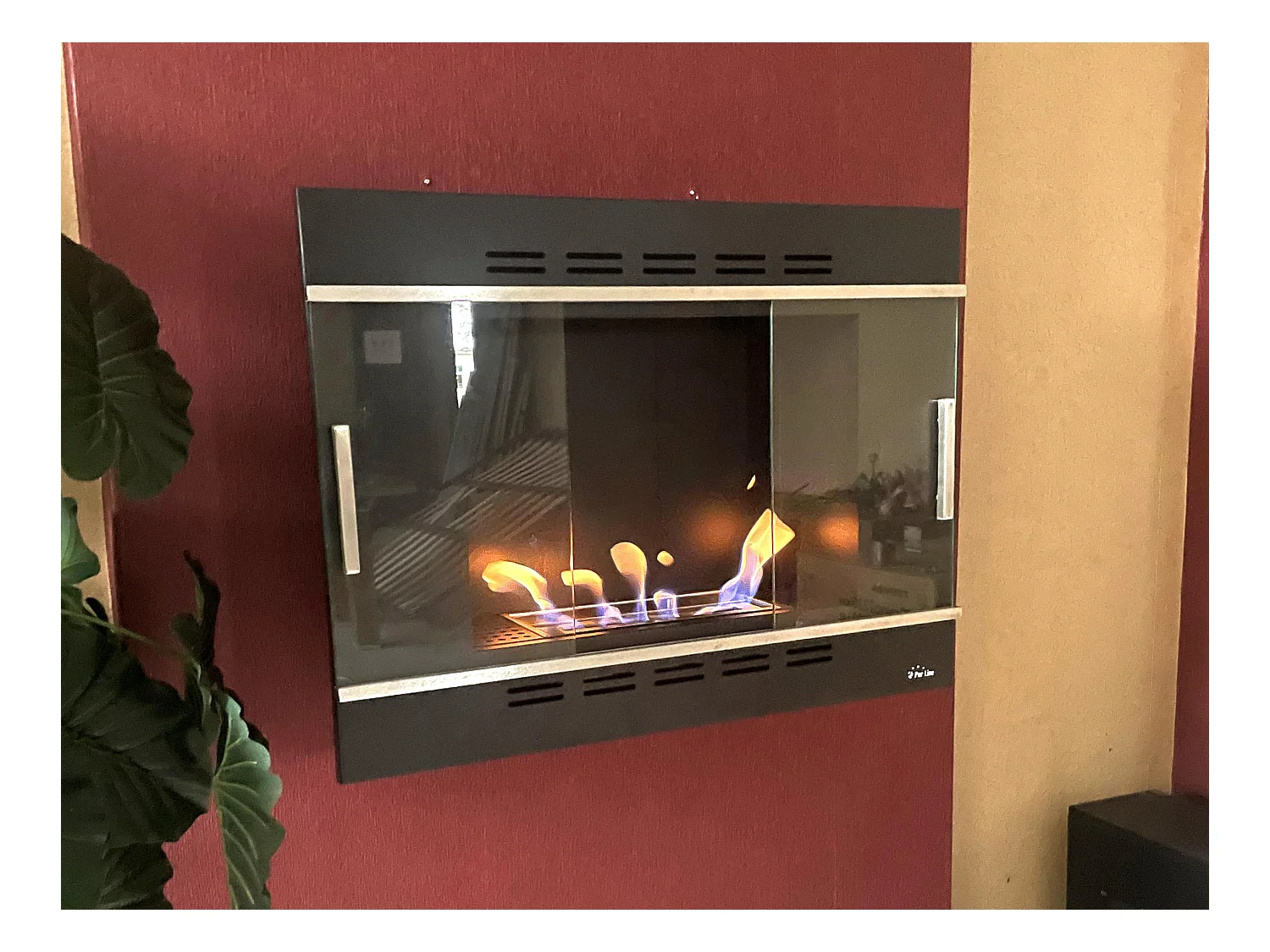 Biocamino inseribile a parete con porte