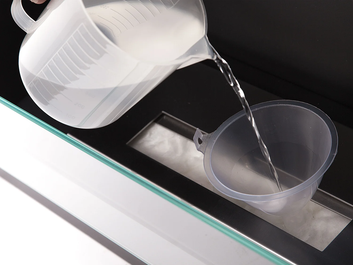 Wandmontierter Ethanol-Kamin aus lackiertem Stahl mit Wandgestaltung