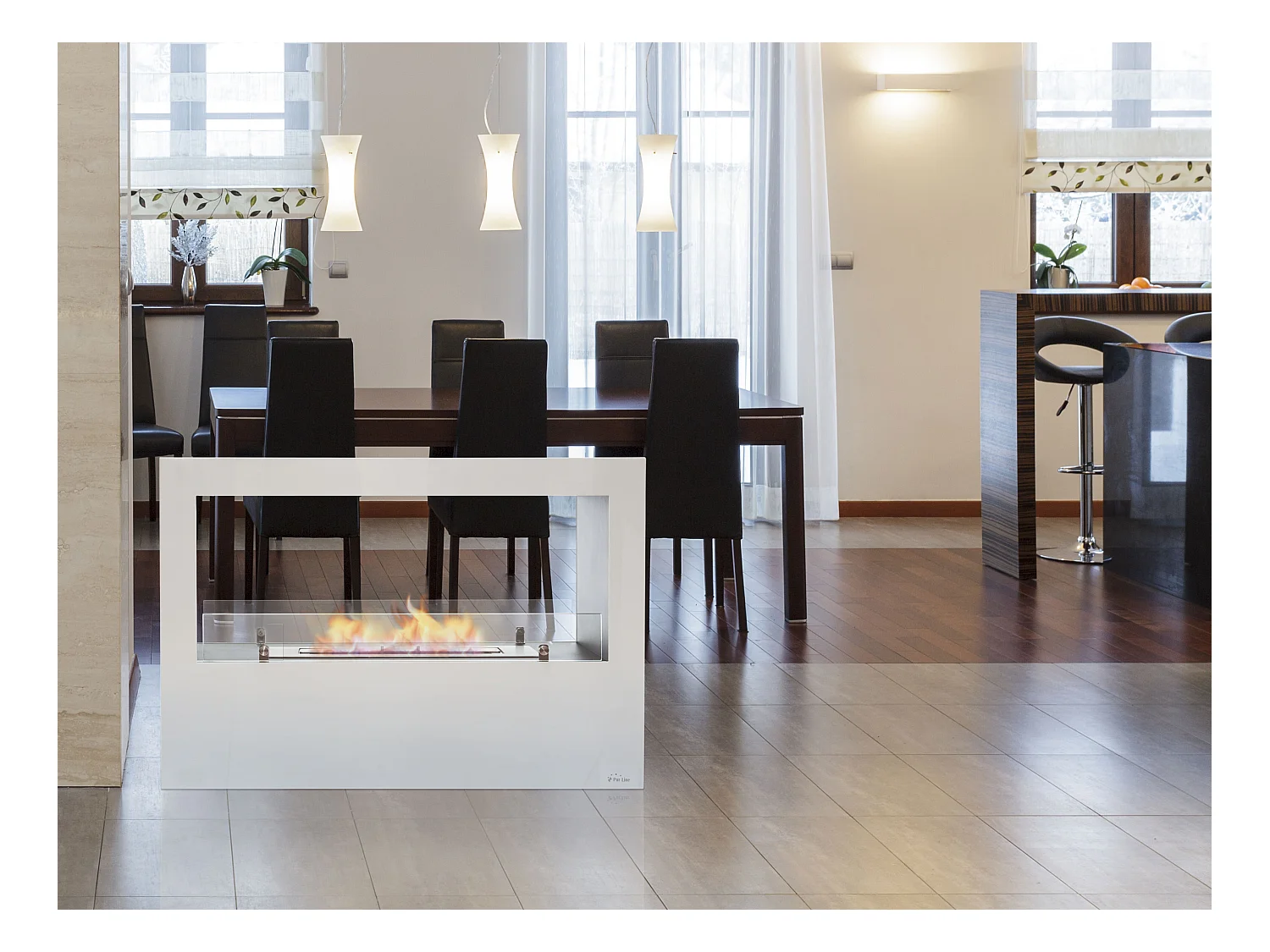 Bodenstehender Ethanol-Kamin, große rechteckige Stahlkonstruktion