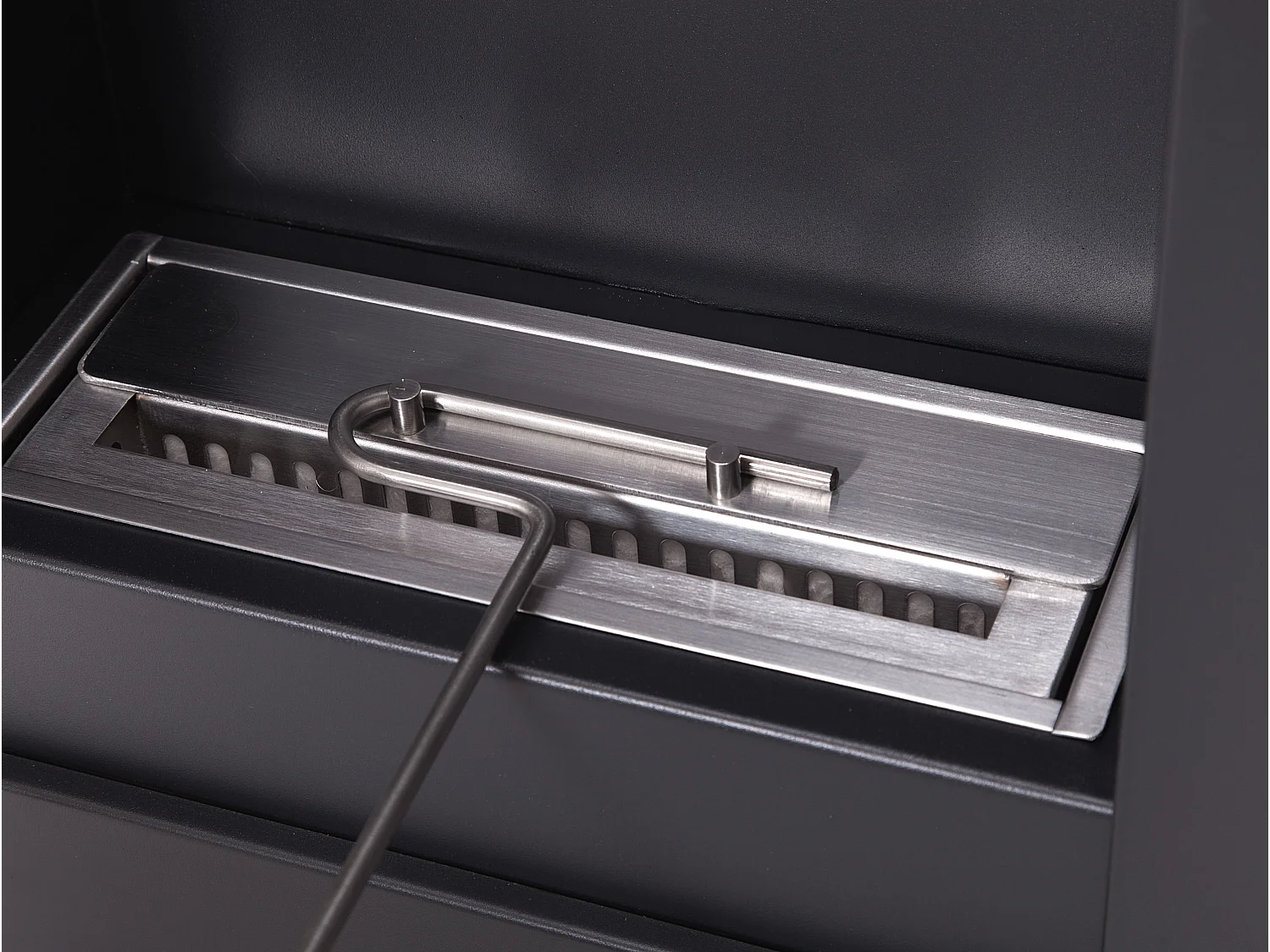 Verticale wandgemonteerde ethanolhaard in zwart staal