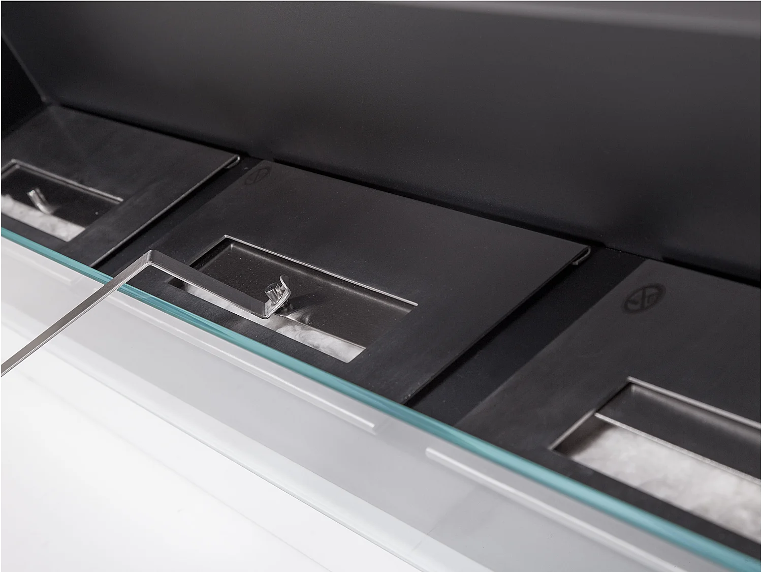 Lareira a etanol extra-grande montada na parede em aço e vidro temperado