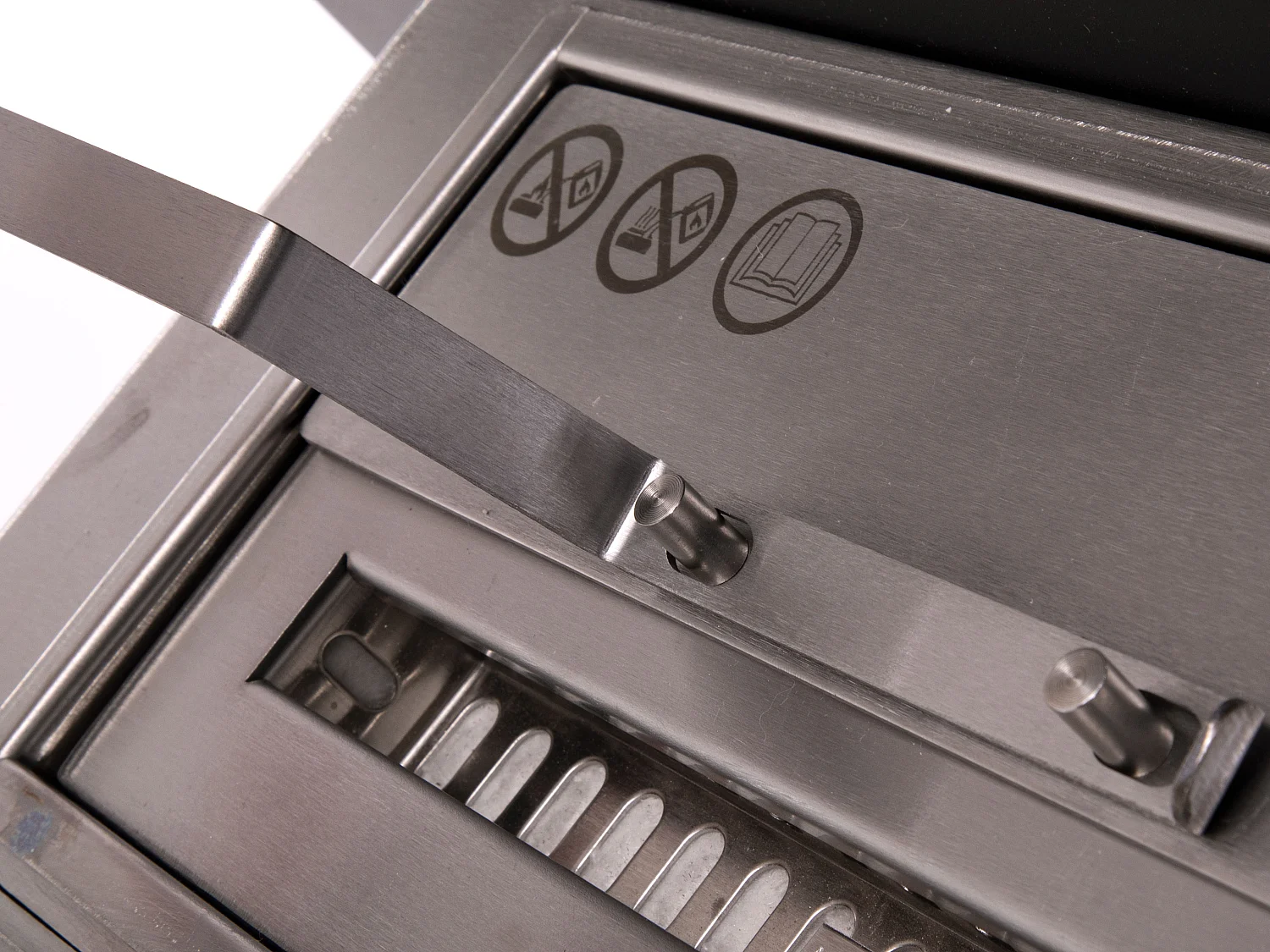 Ethanol haard, modern wandmodel in zwart staal en gehard glas