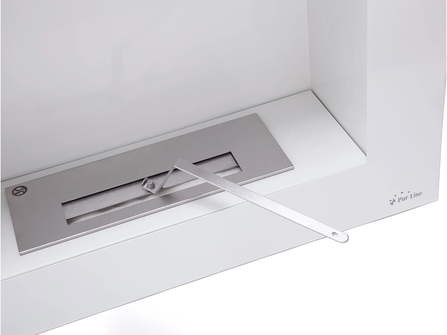 Cheminée éthanol en blanc avec kit de bûches