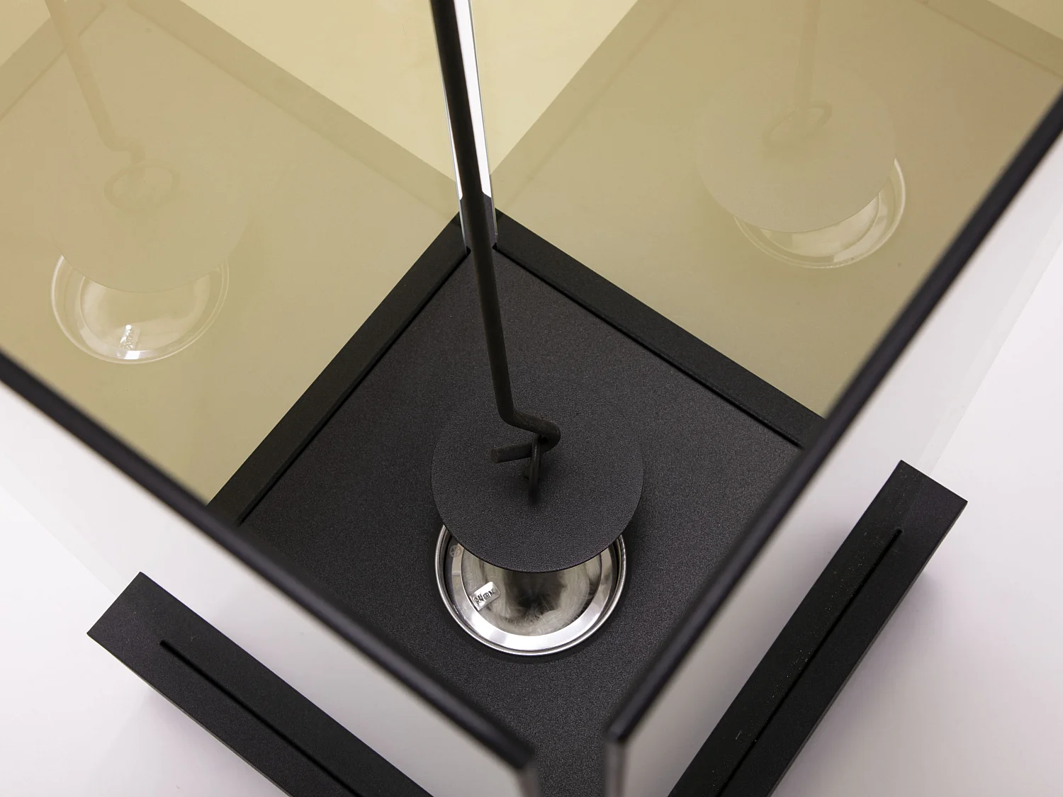 Biolareira de mesa com efeito de tornado e chama de efeito infinito