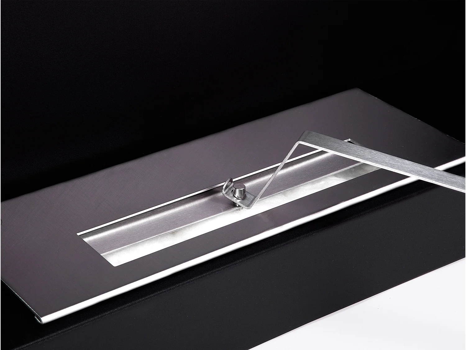 Wand- of vloerstaande ethanolhaard in zwart roestvrij staal met afgeronde punten