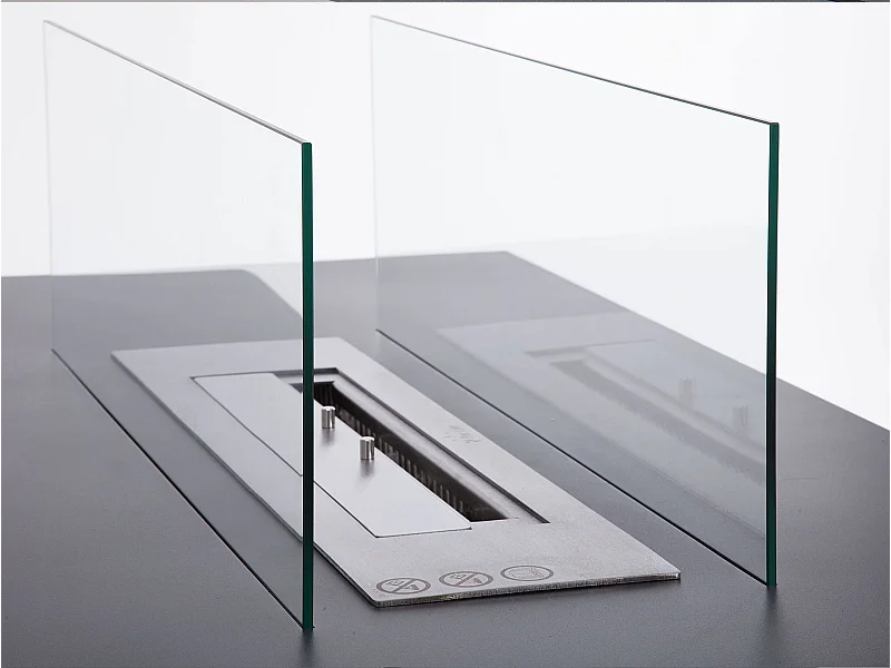 Bodenstehender Ethanol-Kamin, Tischausführung, Zentralbrenner, aus schwarzem Stahl und mit gehärtetem Glas