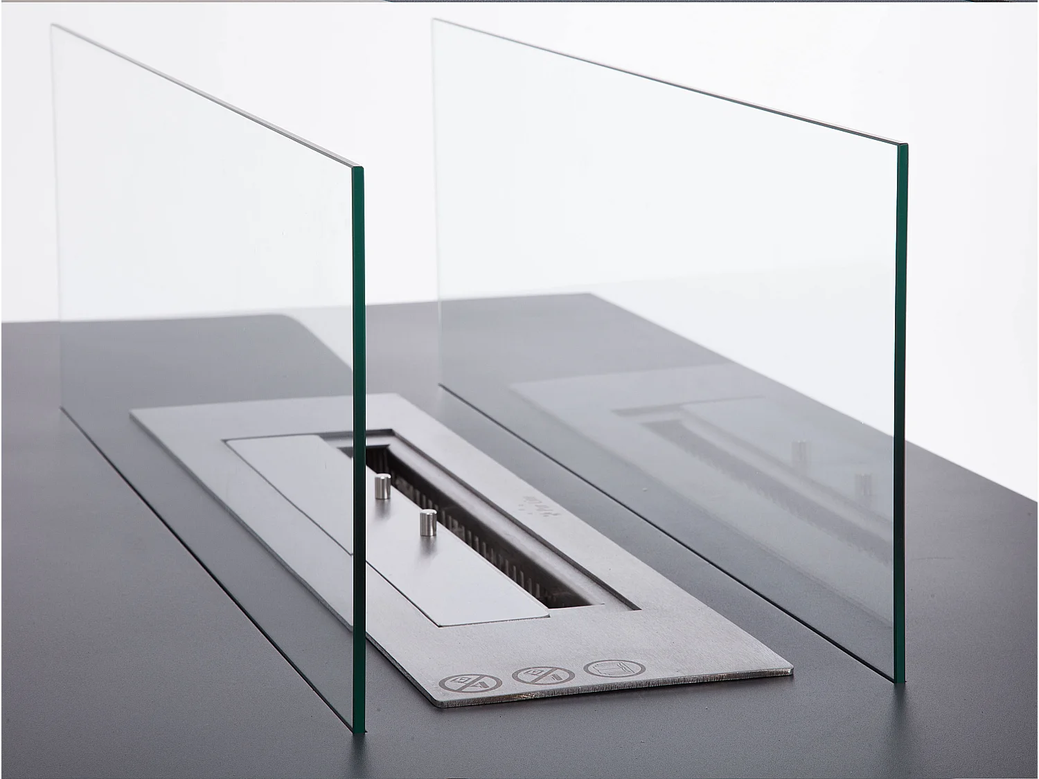 Cheminée éthanol au sol en acier noir avec brûleur central