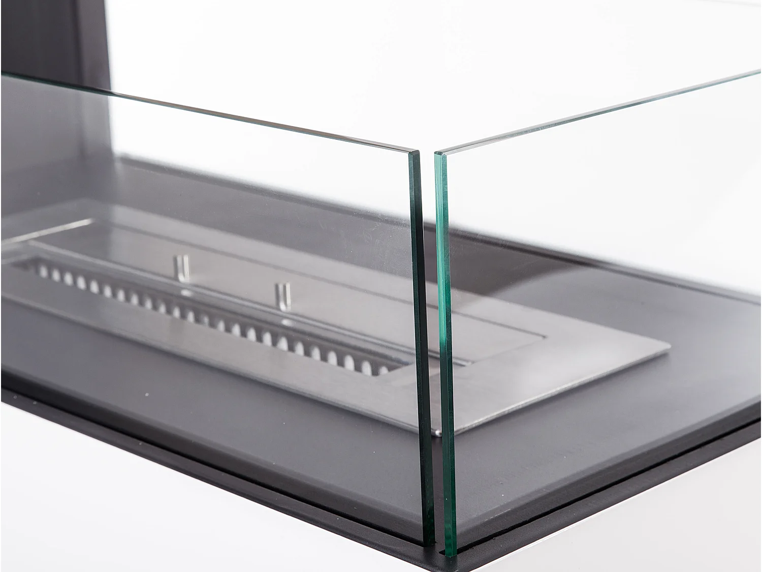 Cheminée à l'éthanol au sol en acier blanc et verre trempé