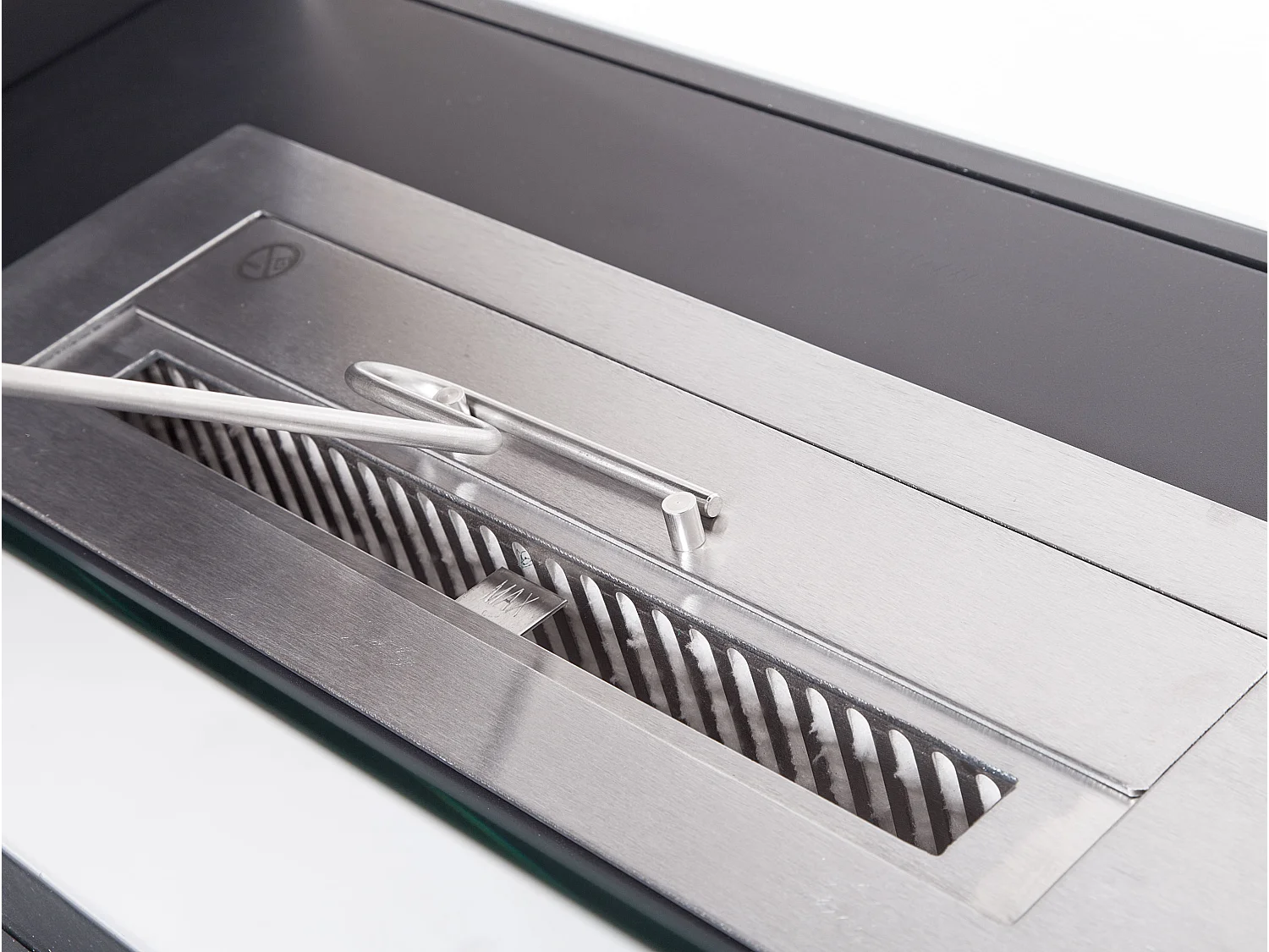 Cheminée à l'éthanol au sol en acier blanc et verre trempé