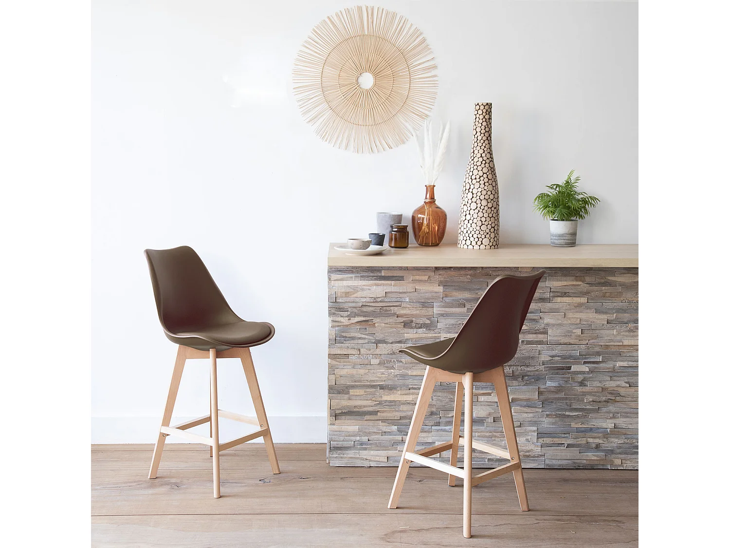 Set van 2 SVEN Scandinavische krukjes bruin met kussen