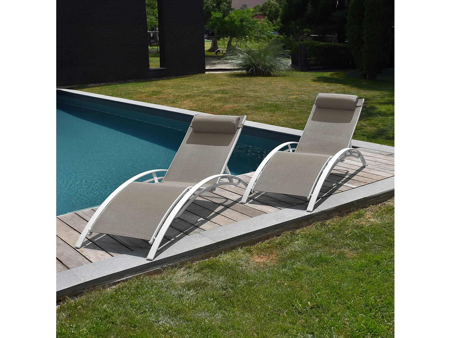 Set van 2 GALAPAGOS ligstoelen in taupe textilene - wit aluminium