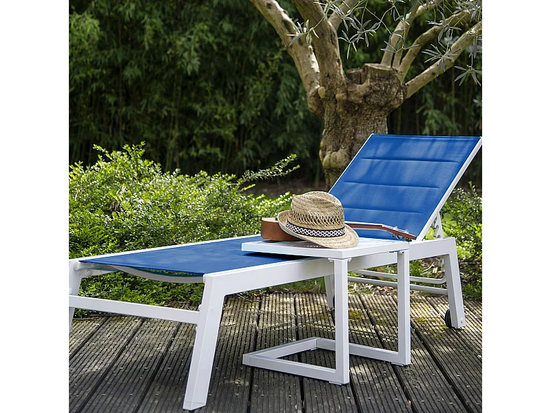BARBADOS ligstoel en bijzettafel set in blauw textilene - wit aluminium