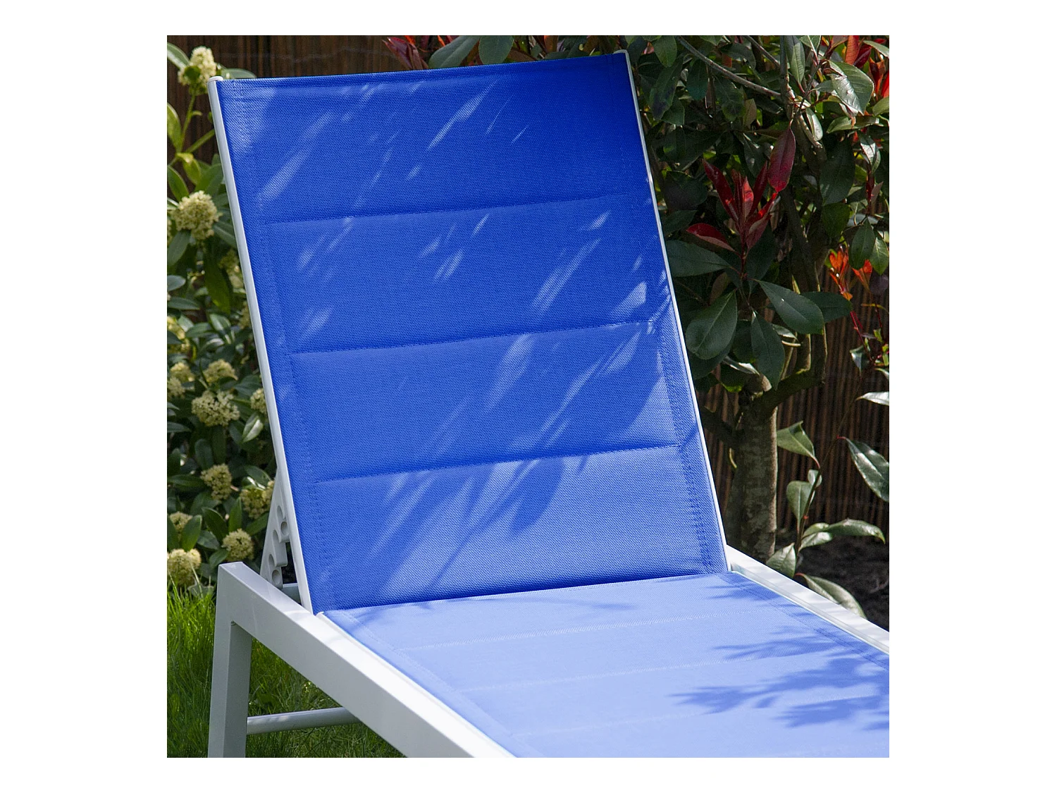 Tumbona BARBADOS en textileno azul estructura de aluminio blanco