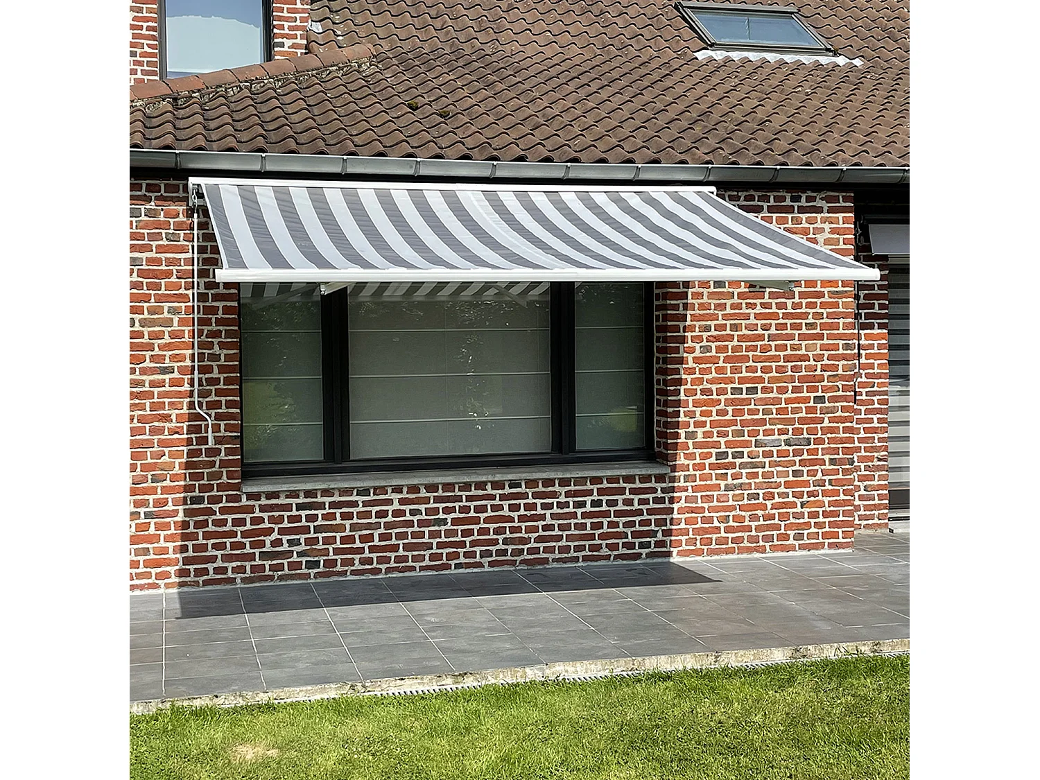 Store banne SAULE 3,5 × 3m avec semi-coffre - Toile rayée blanche/grise et structure blanche - HAPPY GARDEN