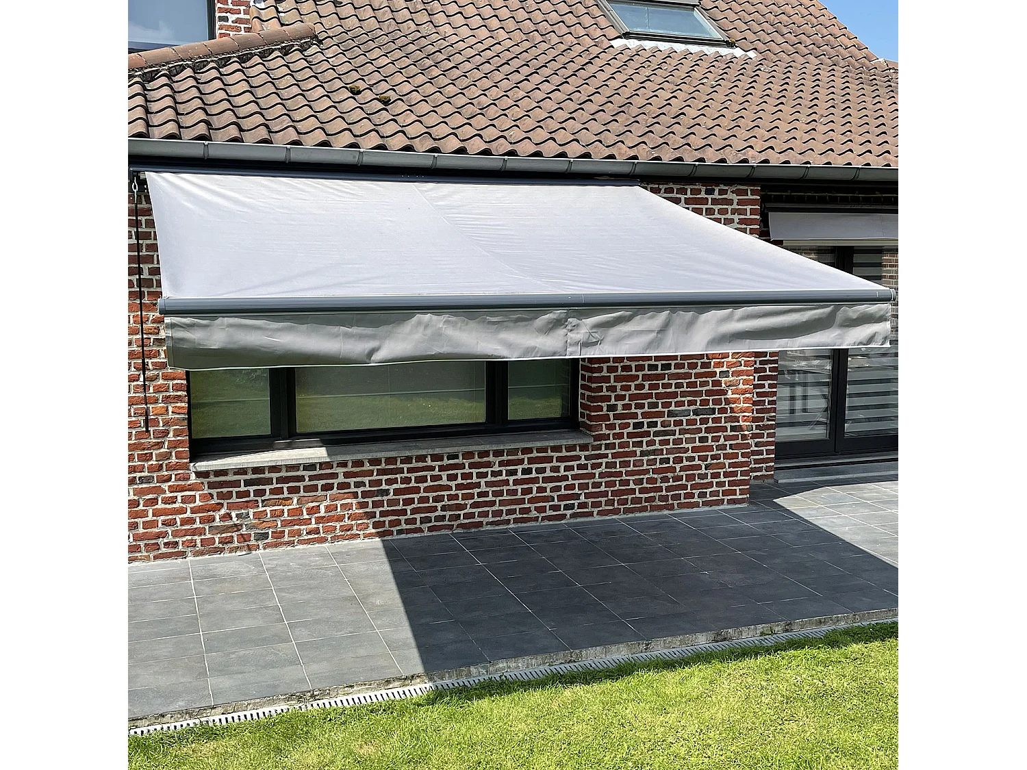 Store banne SAULE 3,5 × 3m avec semi-coffre - Toile grise et structure grise - HAPPY GARDEN