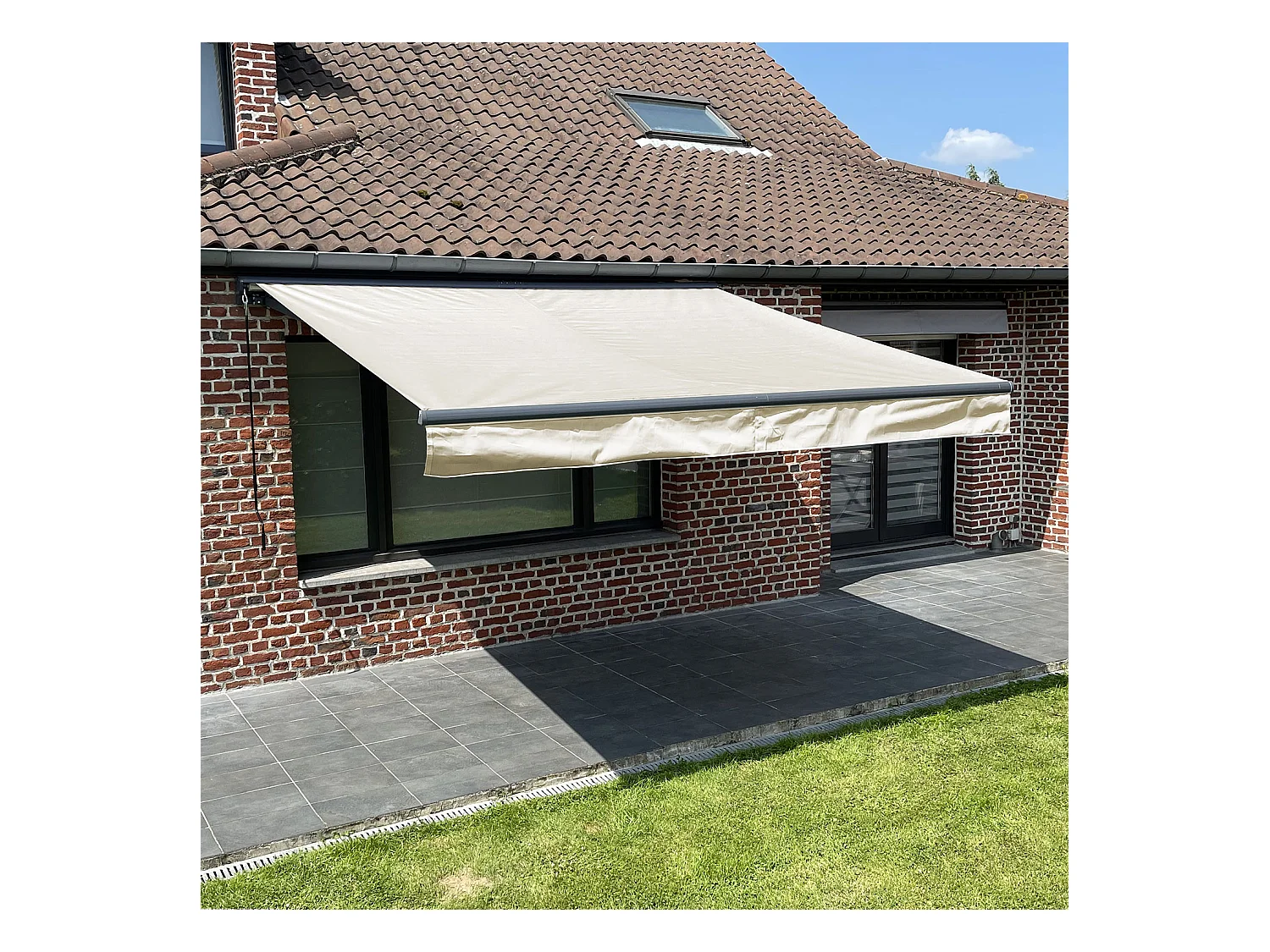Store banne SAULE 3,5 × 3m avec semi-coffre - Toile beige et structure grise - HAPPY GARDEN