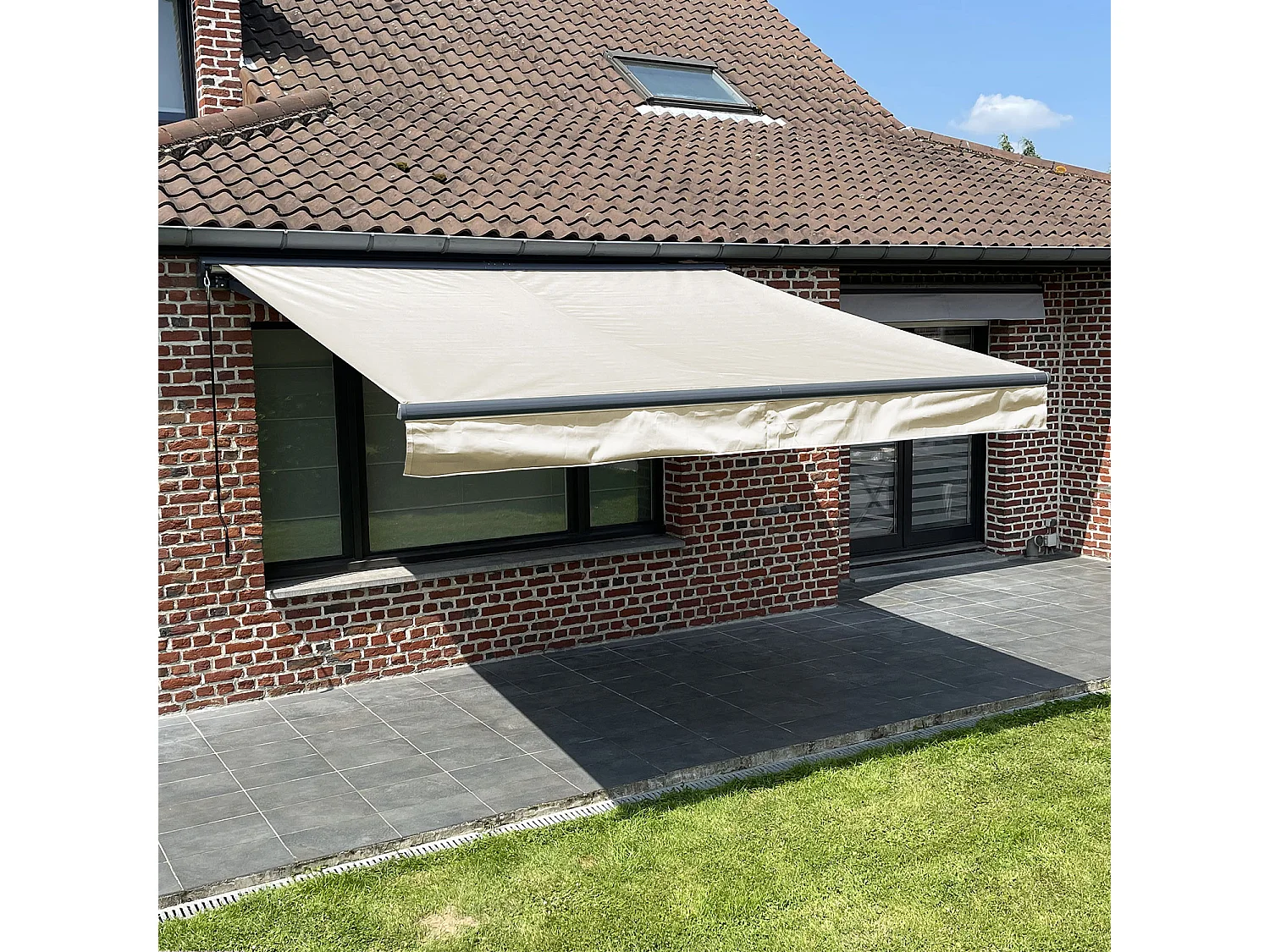 Store banne SAULE 3,5 × 3m avec semi-coffre - Toile beige et structure grise - HAPPY GARDEN