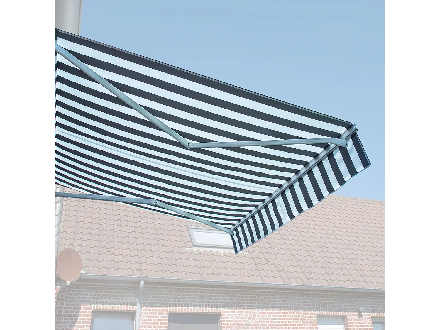 Store banne SAULE 3,95 × 3m avec semi-coffre - Toile rayée blanche/grise et structure blanche - HAPPY GARDEN