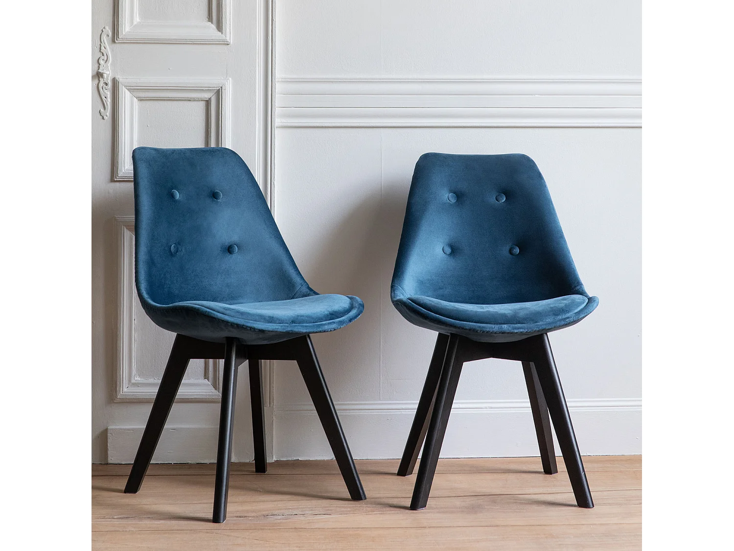 Set van 2 blauwe NORA fluwelen stoelen met kussen