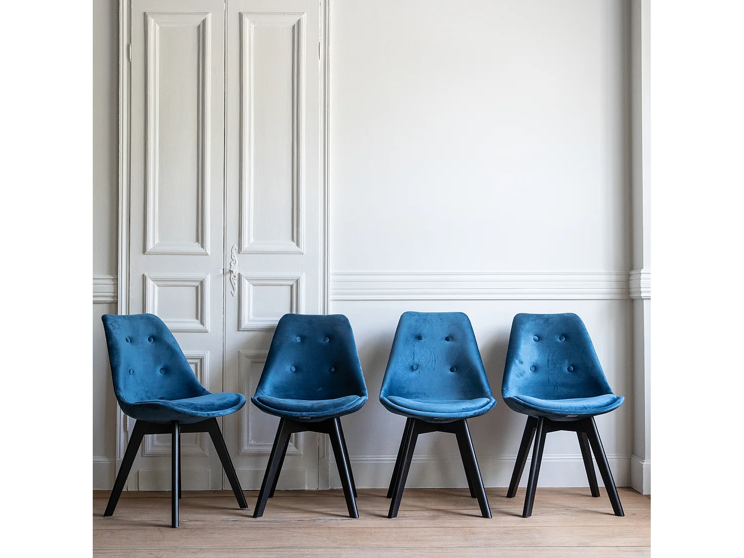 Set van 4 blauwe NORA fluwelen stoelen met kussen