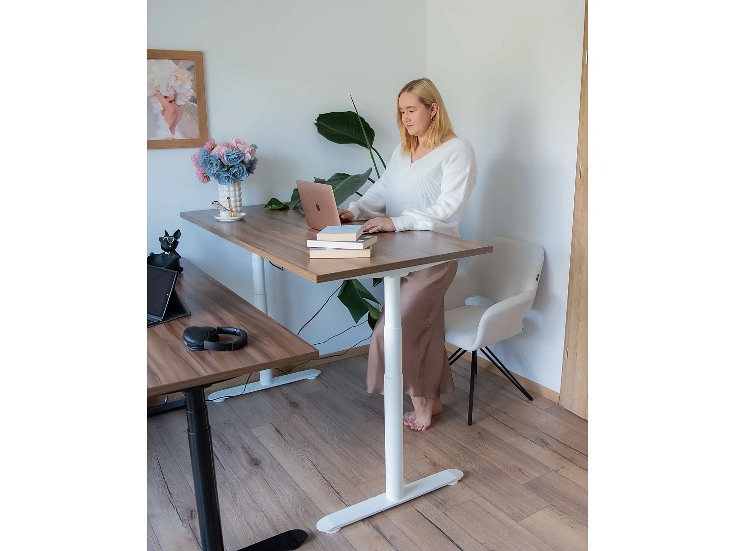 Bureau électrique à hauteur réglable 160 x 72 cm bois foncé et blanc DESTINAS