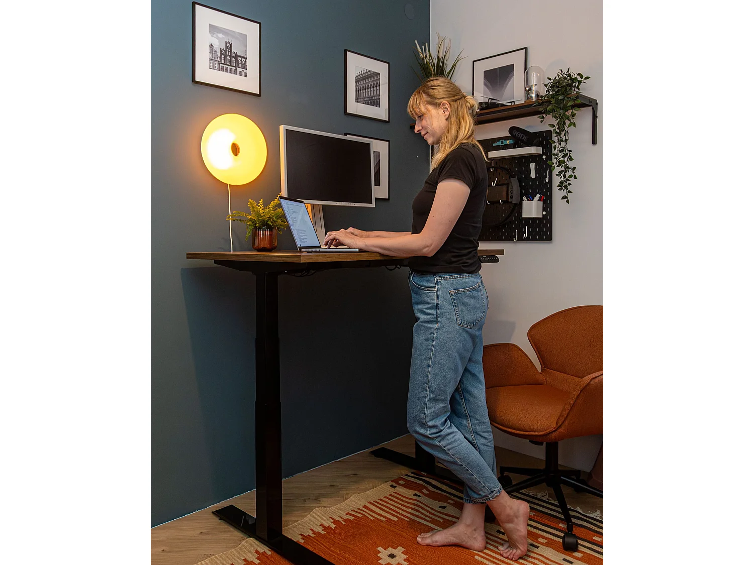 Bureau électrique à hauteur réglable 120 x 72 cm bois foncé et noir DESTINES