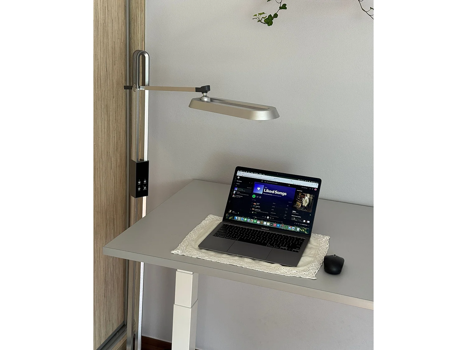 Bureau électrique à hauteur réglable 120 x 72 cm gris et blanc DESTINES