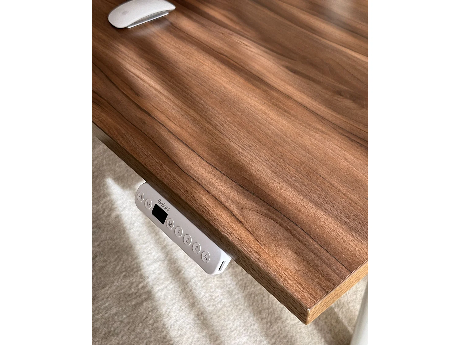 Bureau électrique à hauteur réglable 180 x 80 cm bois foncé et blanc DESTINAS