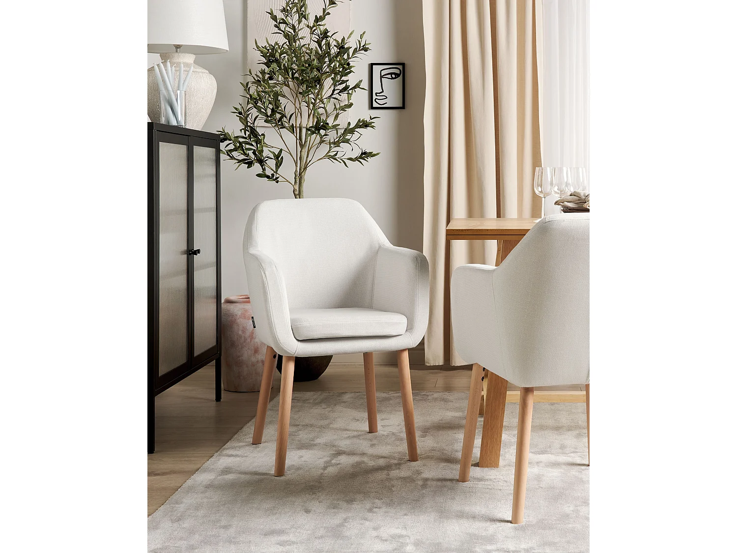 Esszimmerstuhl Samtbezug weiß mit hellen Holzbeinen hohe Armlehnen Yorkville II