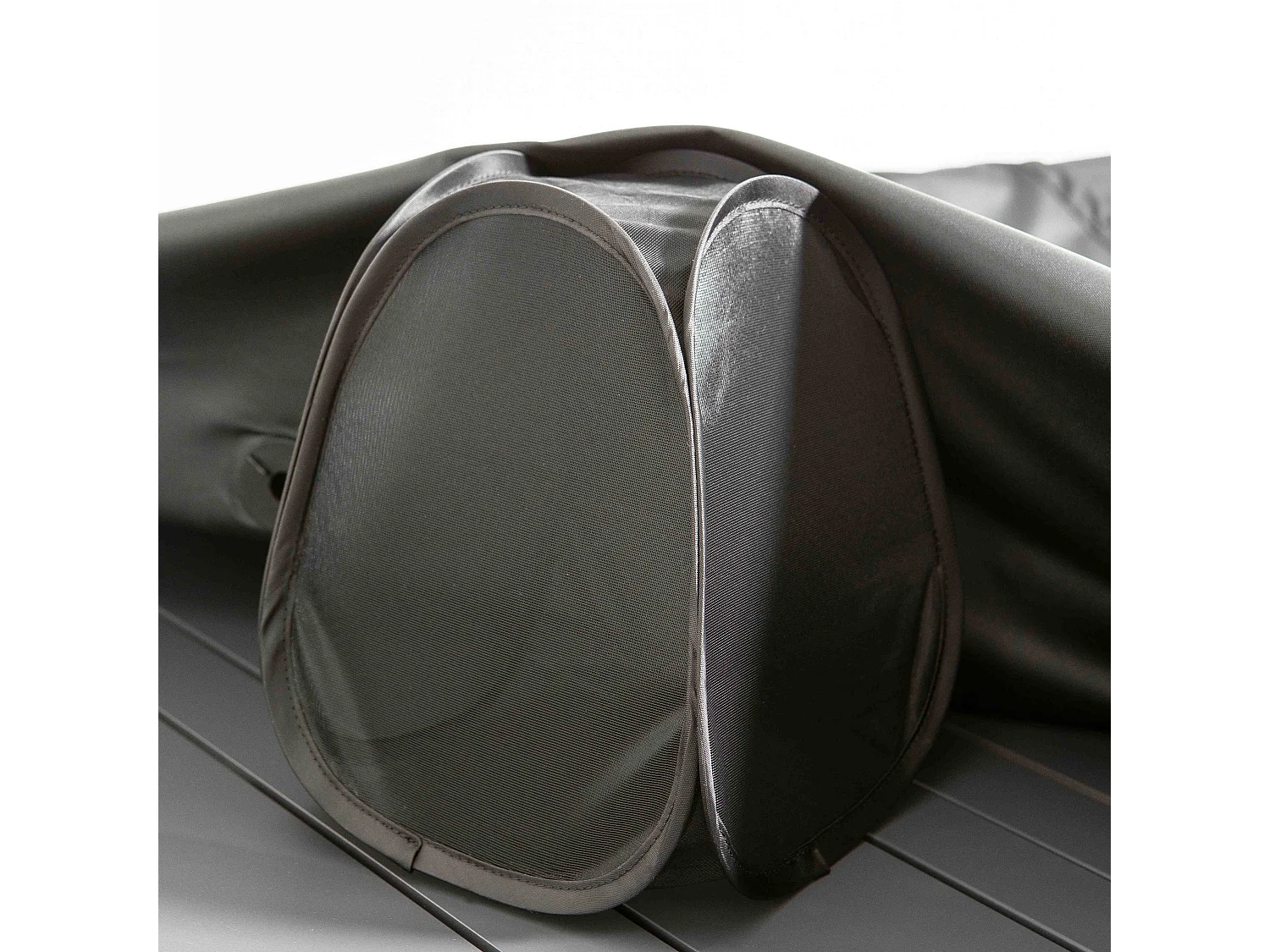 Housse de table de jardin noire 170 x 110 cm