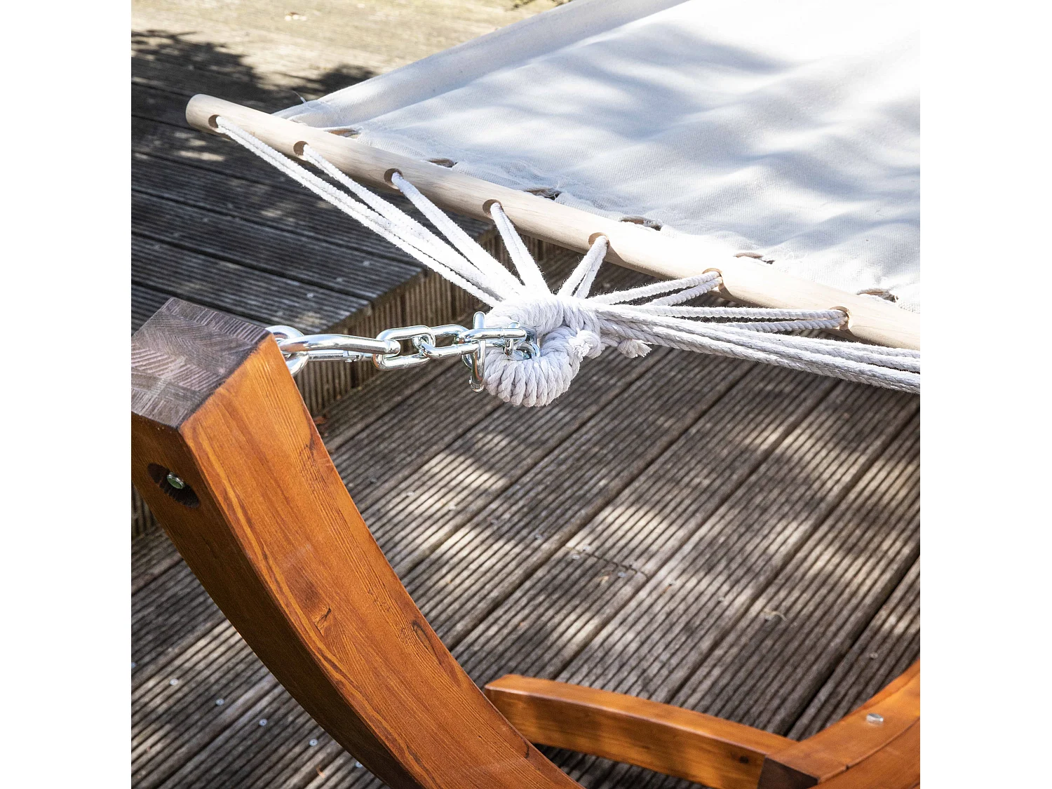 Hangmat op een wit houten frame