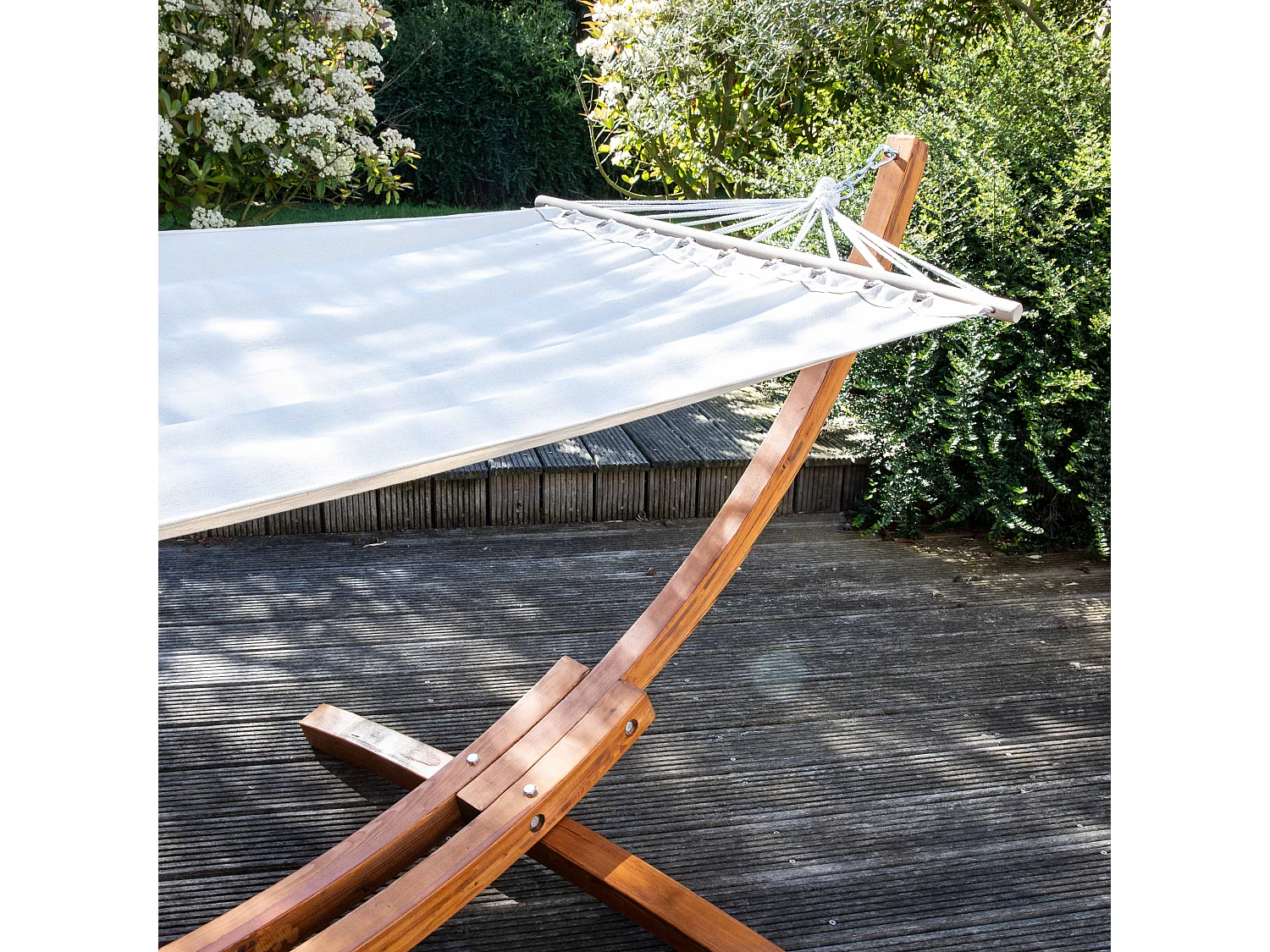 Hangmat op een wit houten frame