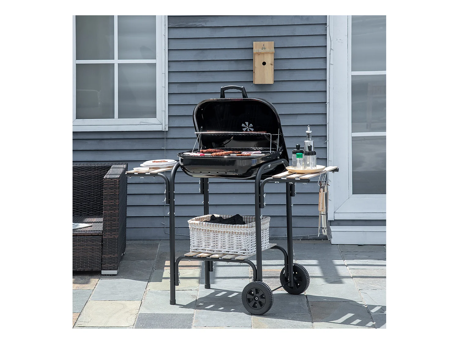 Barbecue à charbon - BBQ grill sur pied avec couvercle, roulettes - 3 étagères, 3 crochets, 3 ustensiles, 2 grilles, cuve charbon amovible - bois acier émaillé noir
