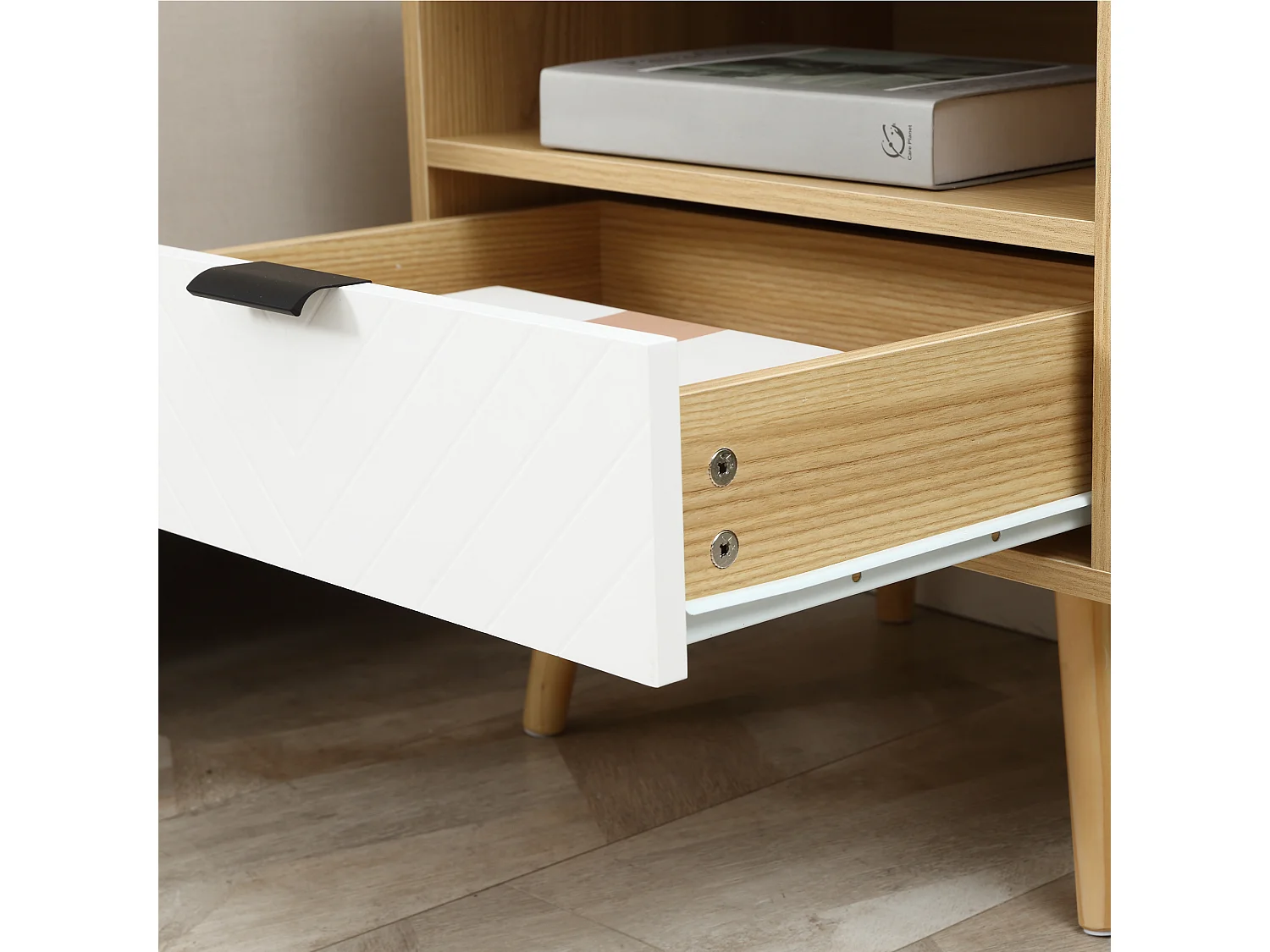 Chevet table de nuit design scandinave tiroir + niche bois pin panneaux particules motif chevrons blanc aspect chêne clair