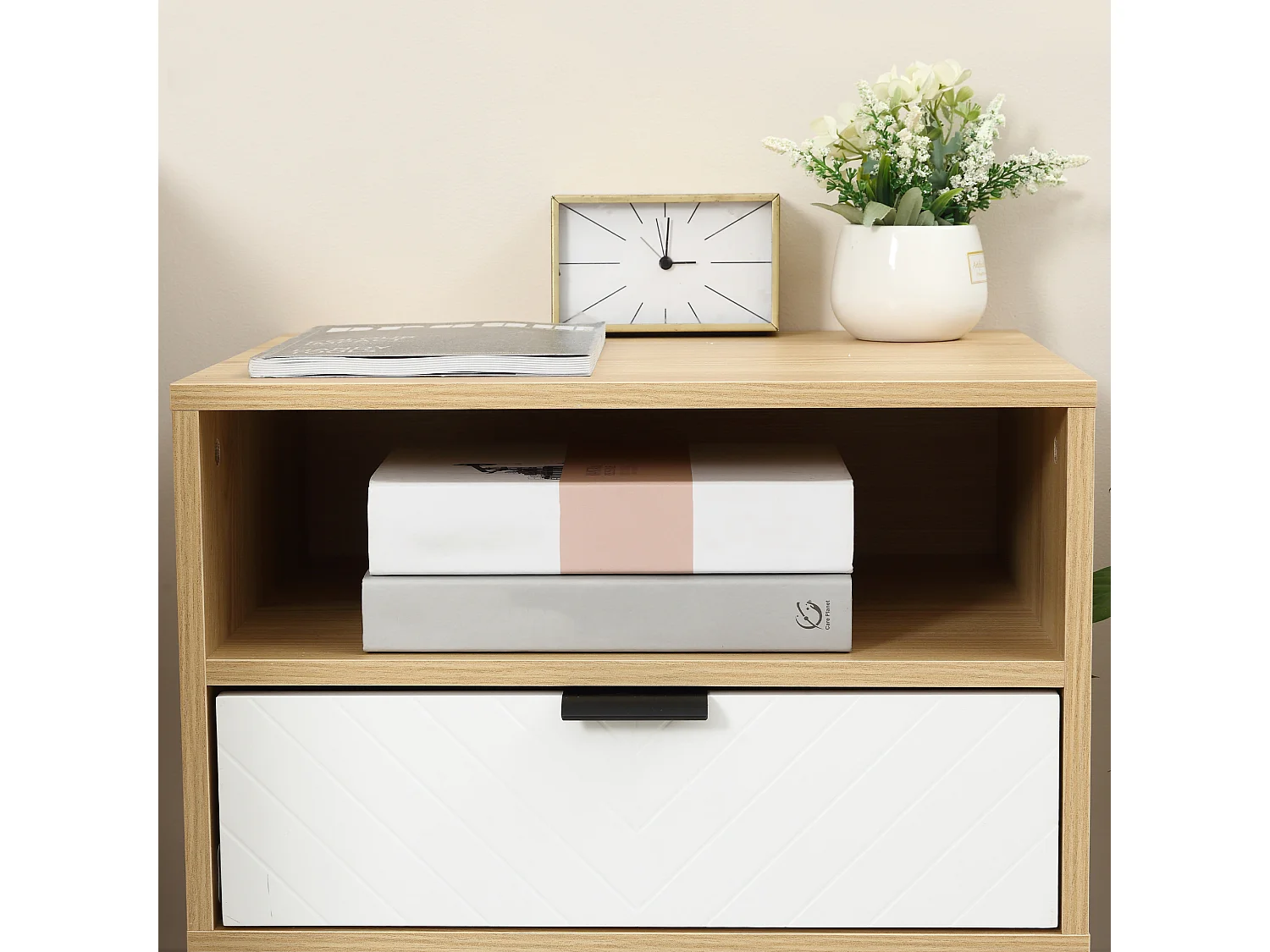 Chevet table de nuit design scandinave tiroir + niche bois pin panneaux particules motif chevrons blanc aspect chêne clair