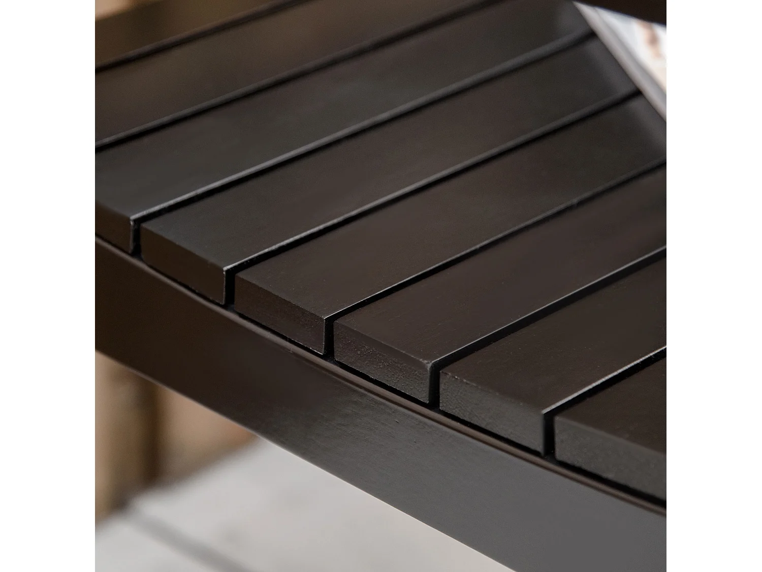 Banc de jardin 2 places style colonial dim. 123L x 61l x 89.5H cm assise à lattes dossier ajouré motif tribal bois peuplier noir