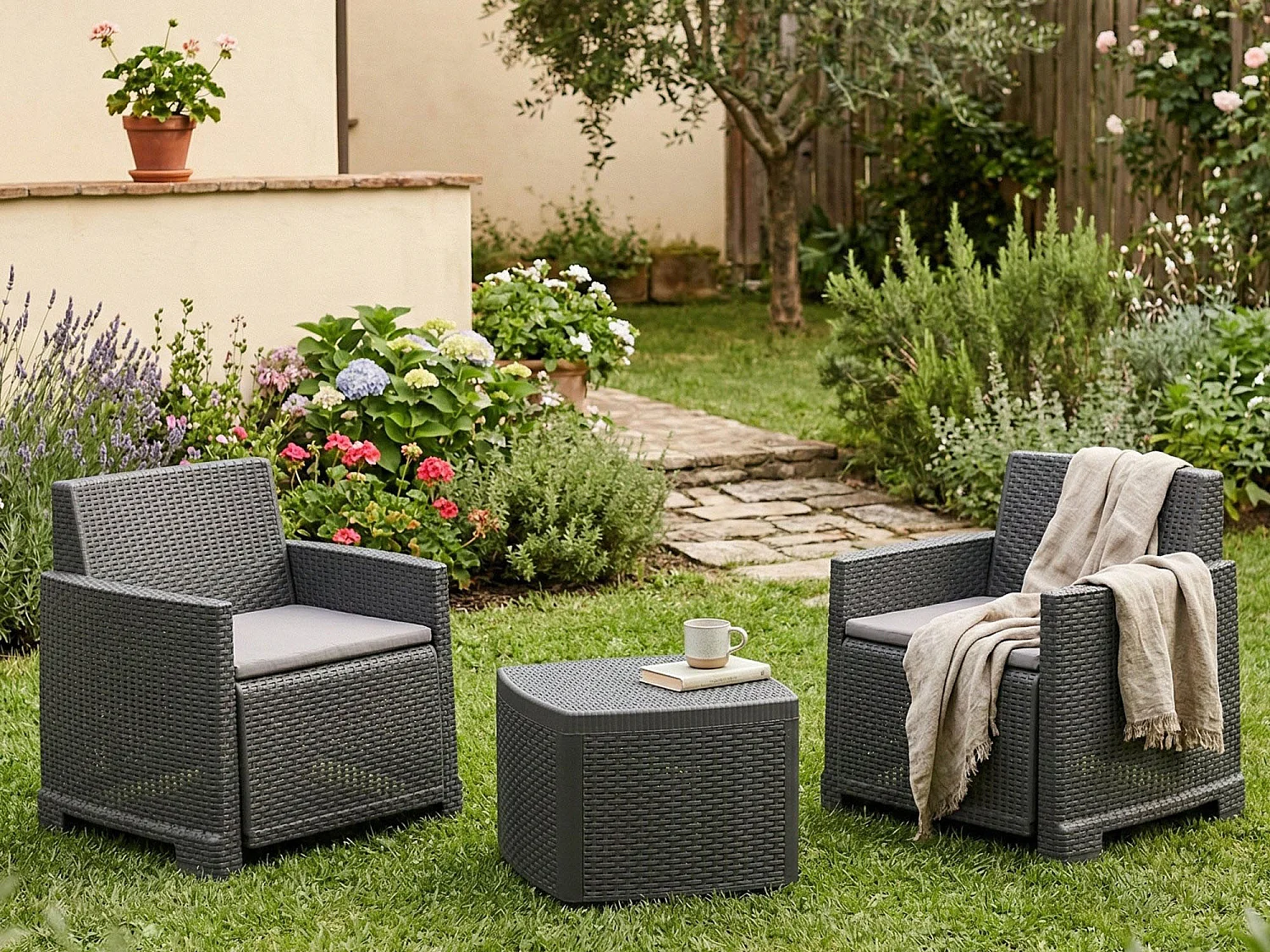 Ensemble de salon d'extérieur Dbelpan, Composition de jardin avec 2 fauteuils et 1 table de rangement, Effet rotin avec coussins, 100% Made in Italy, Anthracite
