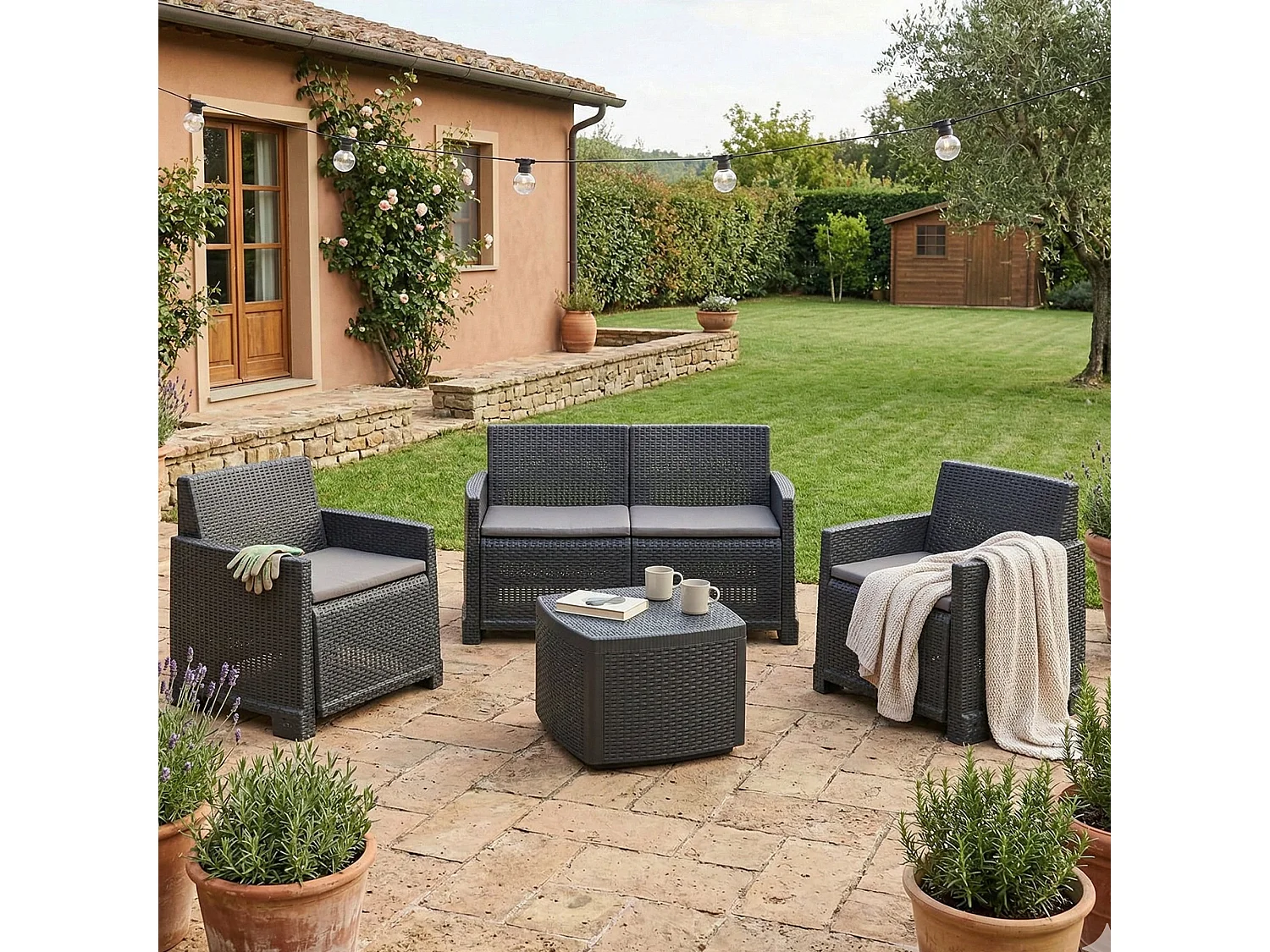 Dbalestrer outdoor loungeset, Tuinset met 2 fauteuils, 1 bank en 1 opbergtafel, Rotan effect met kussens, 100% Made in Italy, Antraciet