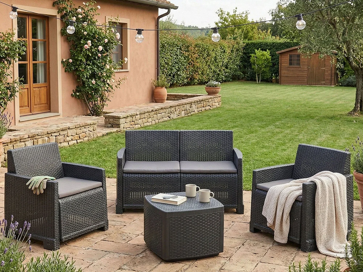 Dbalestrer outdoor loungeset, Tuinset met 2 fauteuils, 1 bank en 1 opbergtafel, Rotan effect met kussens, 100% Made in Italy, Antraciet