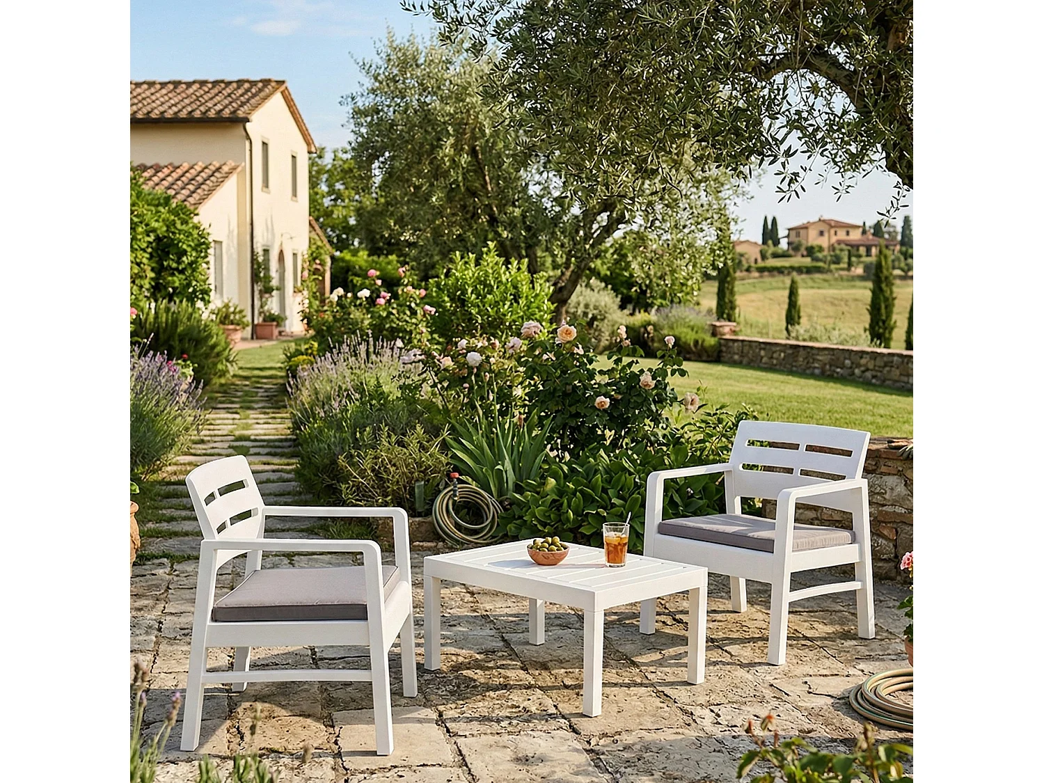 Set salon dextérieur Dalfier,Salon de jardin composé de 2 fauteuils et 1 table basse,, Salon intérieur et extérieur avec coussins, 100% Made in Italy, Blanc
